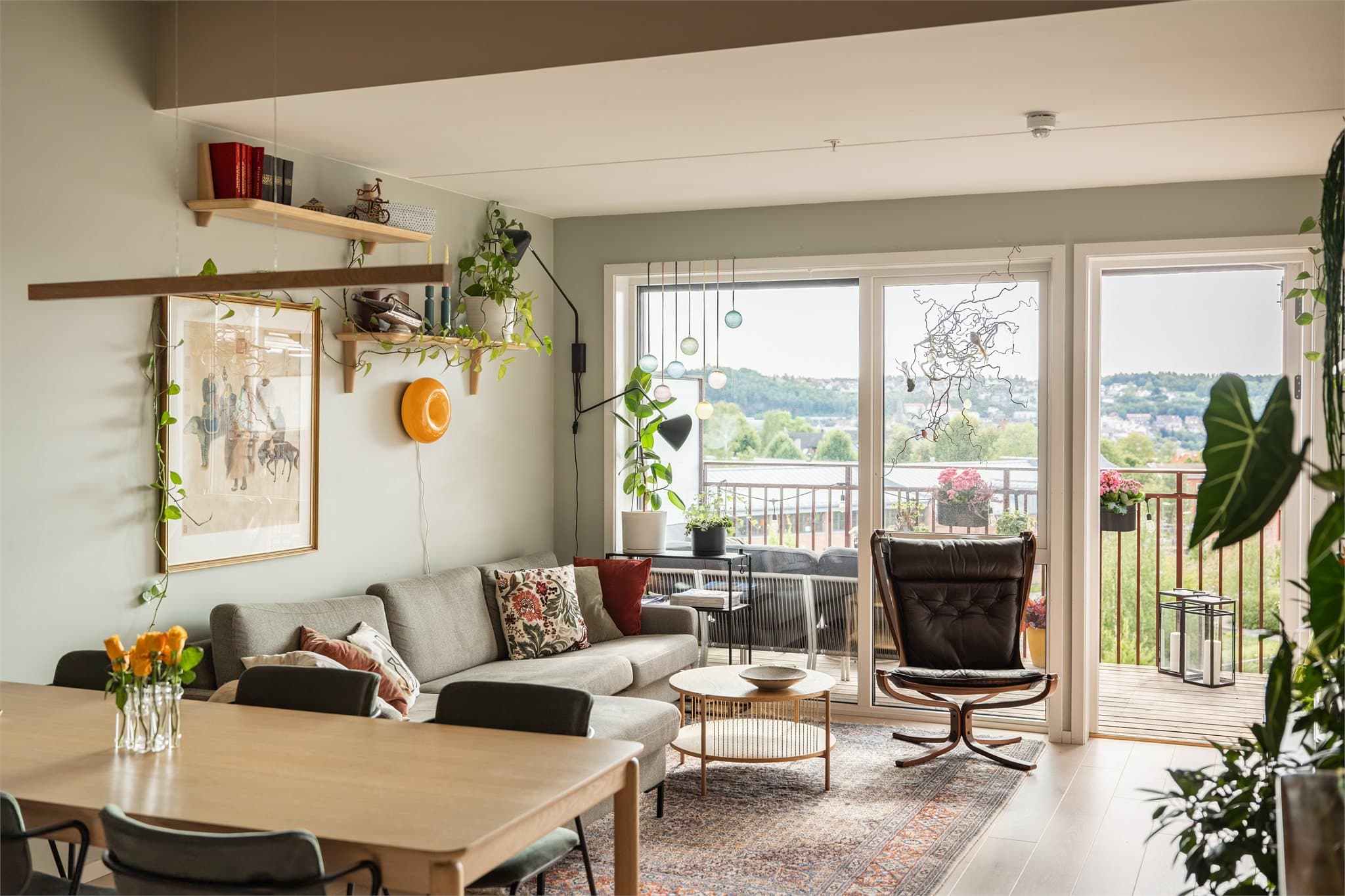 Store, takhøye vinduer sørger for rikelig med naturlig lys til stuen.