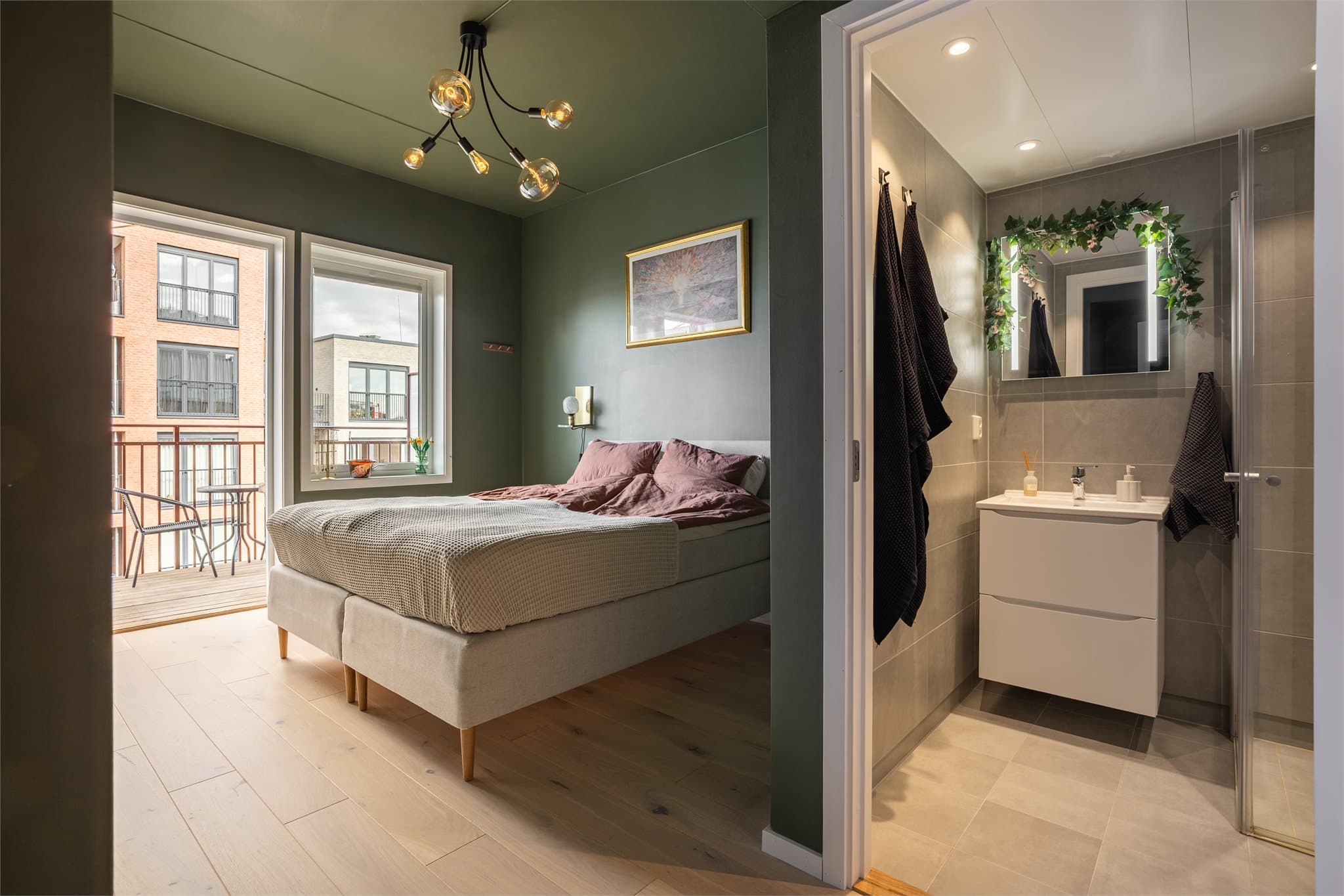 I tillegg er det eget bad tilknyttet hovedsoverommet.