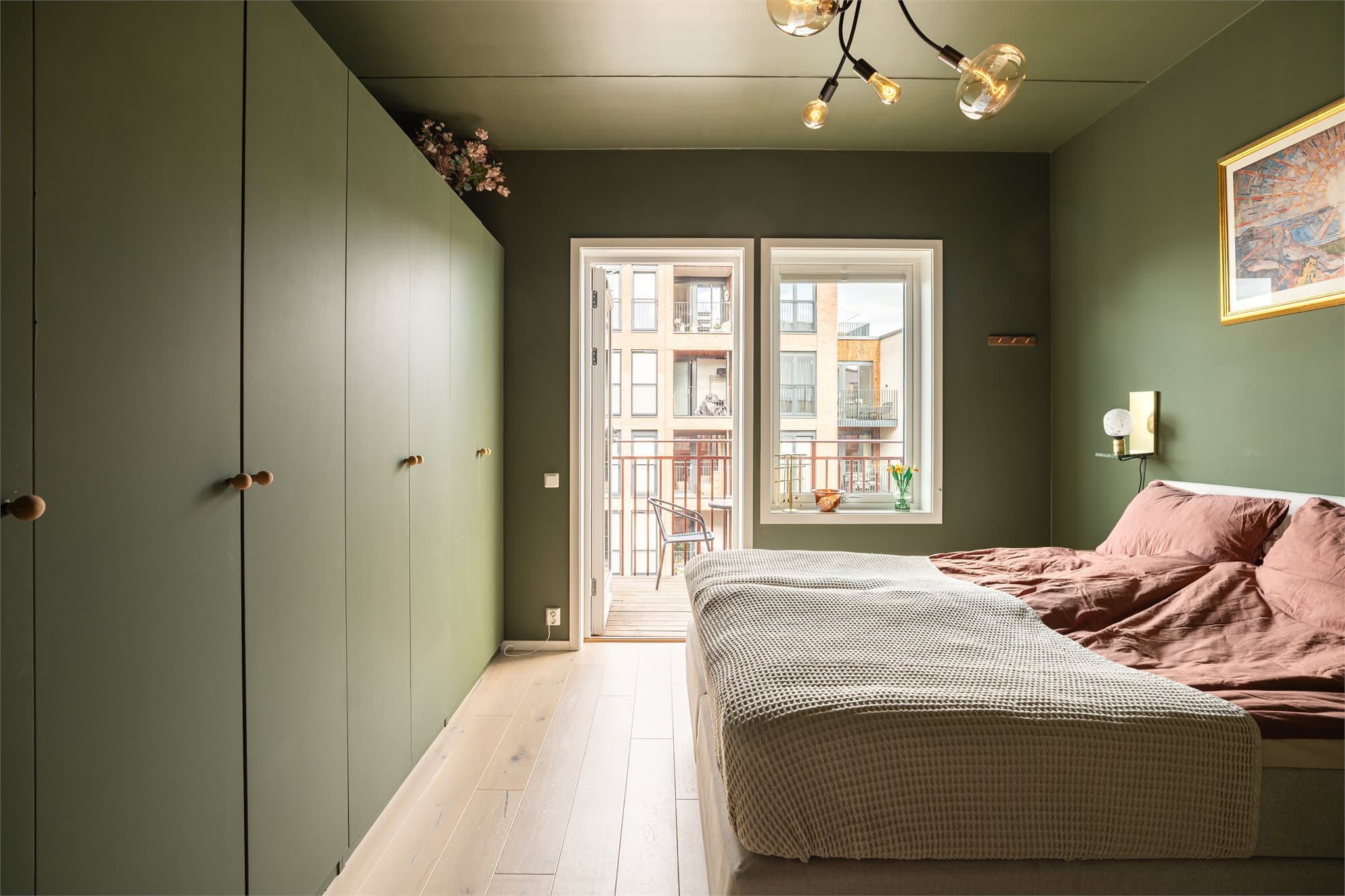 Meget god lagringsplass i store garderobeskap.