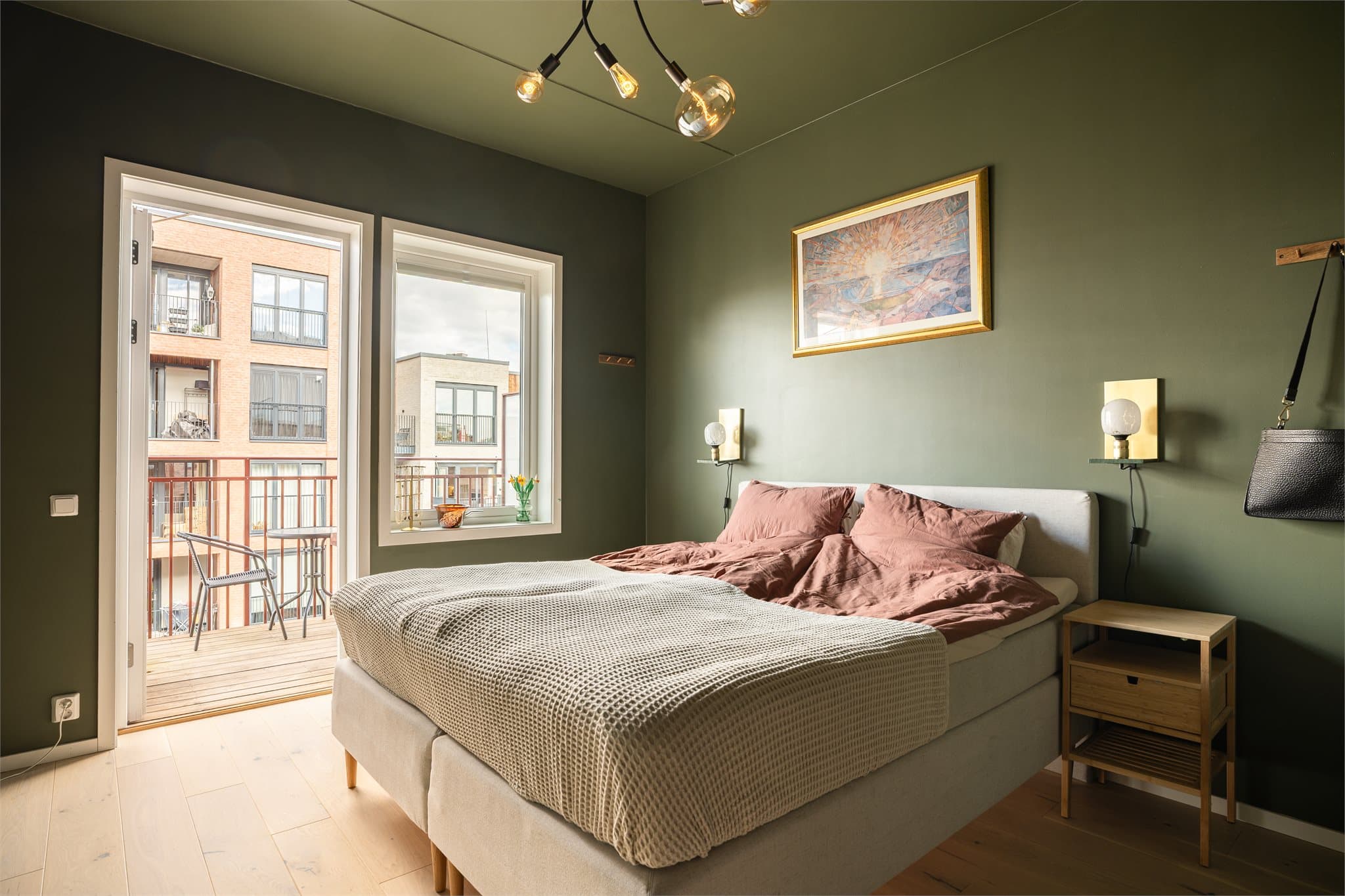 Innbydende og dempet hovedsoverom med god plass til en stor dobbeltseng med nattbord på sidene.