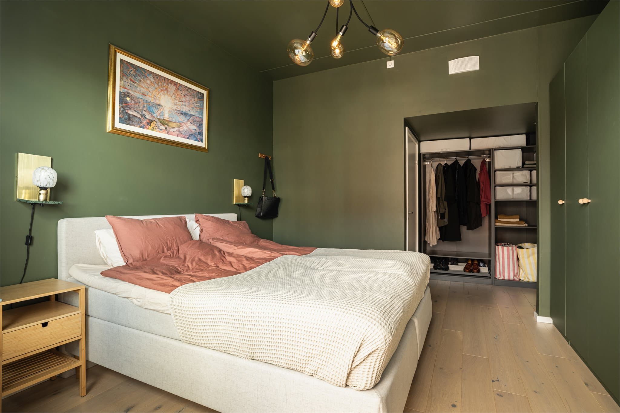 Videre har rommet ekstra oppbevaringsplass i egen nisje.