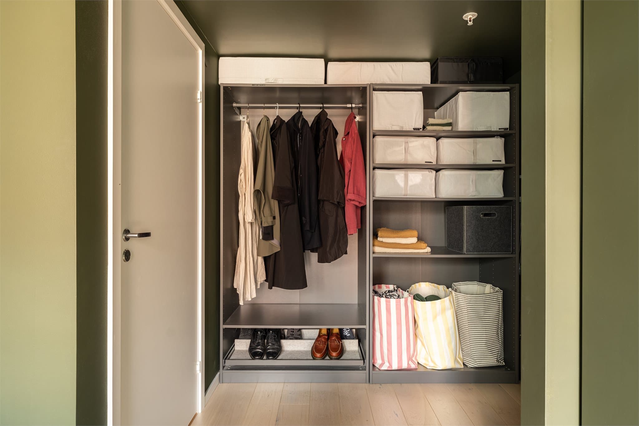 Meget god lagringsplass på dette rommet.