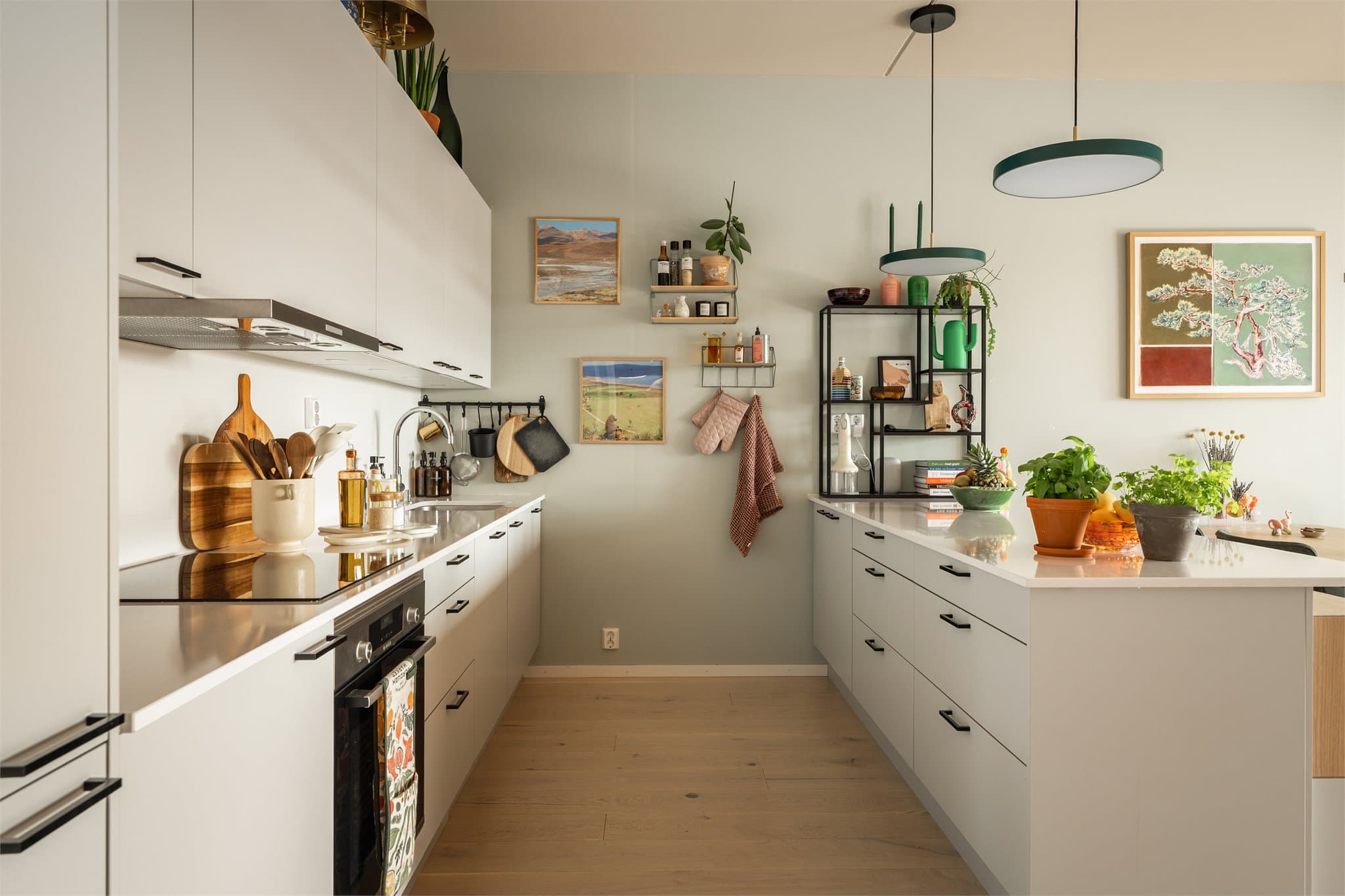 Enkel hverdag med integrerte hvitevarer, som også tilfører kjøkkenet et stilrent uttrykk.