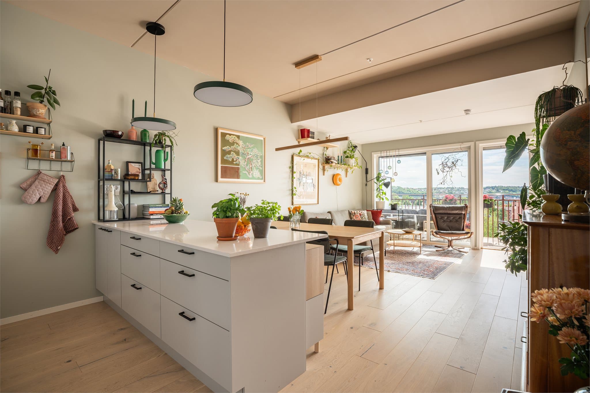 Rommet har vannbåren gulvvarme, noe som gir økt komfort og deilig temperatur.