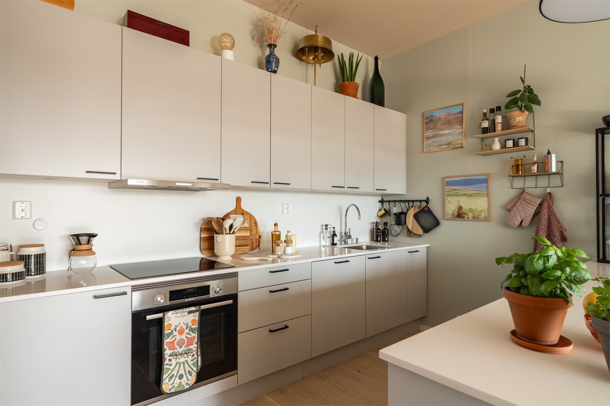 Her får dere et arbeidsvennlig og solid kjøkken fra Sigdal med glatte fronter og benkeplater av stein.