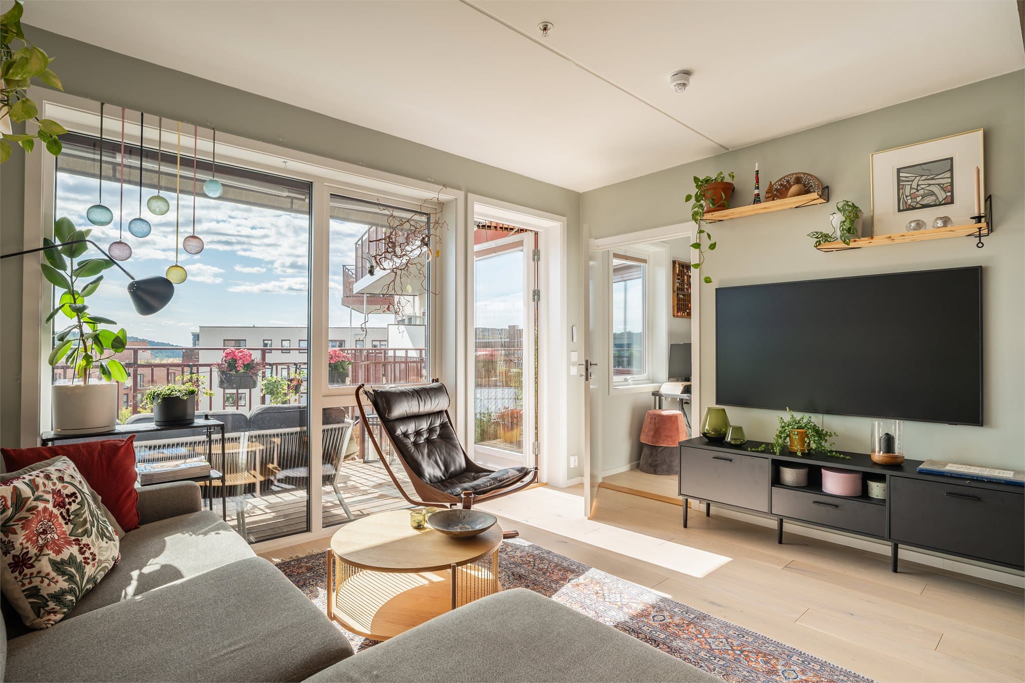 Planløsningen er god med naturlig soneinndeling og plass til en romslig sofagruppe.