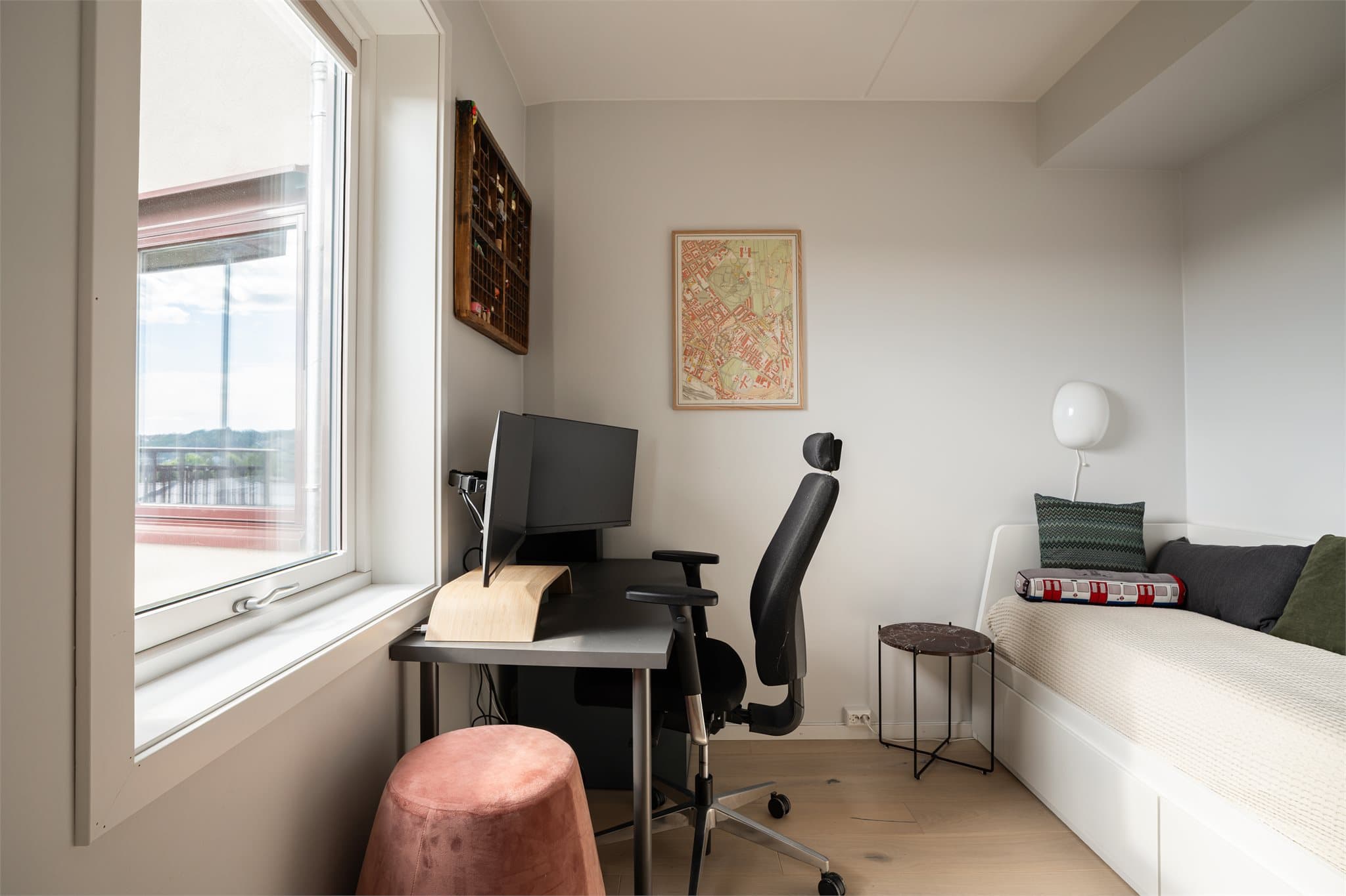 Soverom 3 egner seg ypperlig som både kontor, gjesterom eller barnerom - alt etter behov!