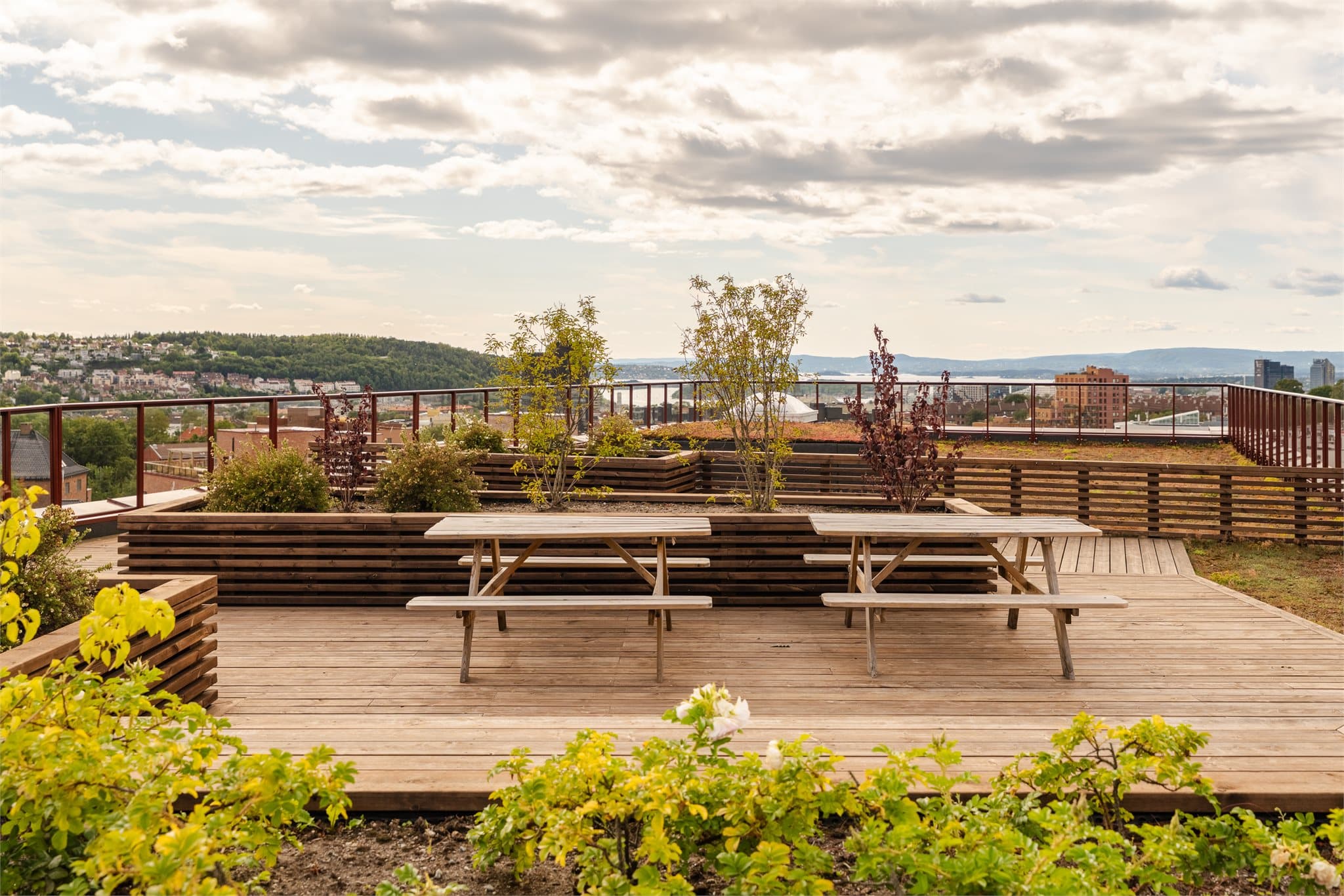 Her finnes mange sittegrupper, frodige blomsterbed og ikke minst en vakker utsikt mot Oslofjorden.