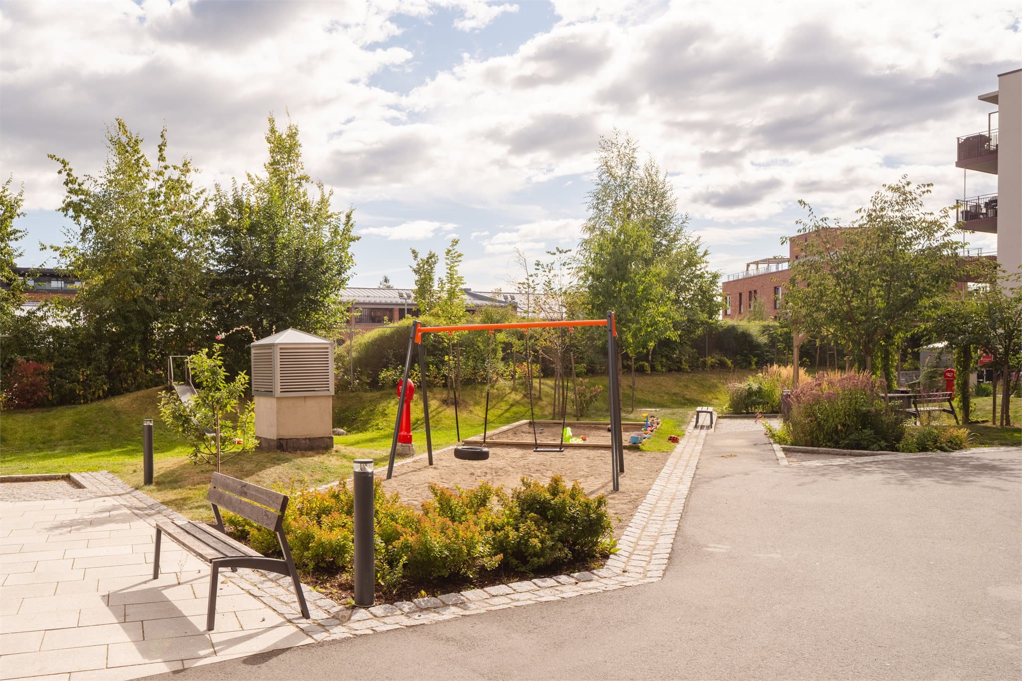 Uteområdene er godt tilrettelagt for at både store og små beboere skal trives.