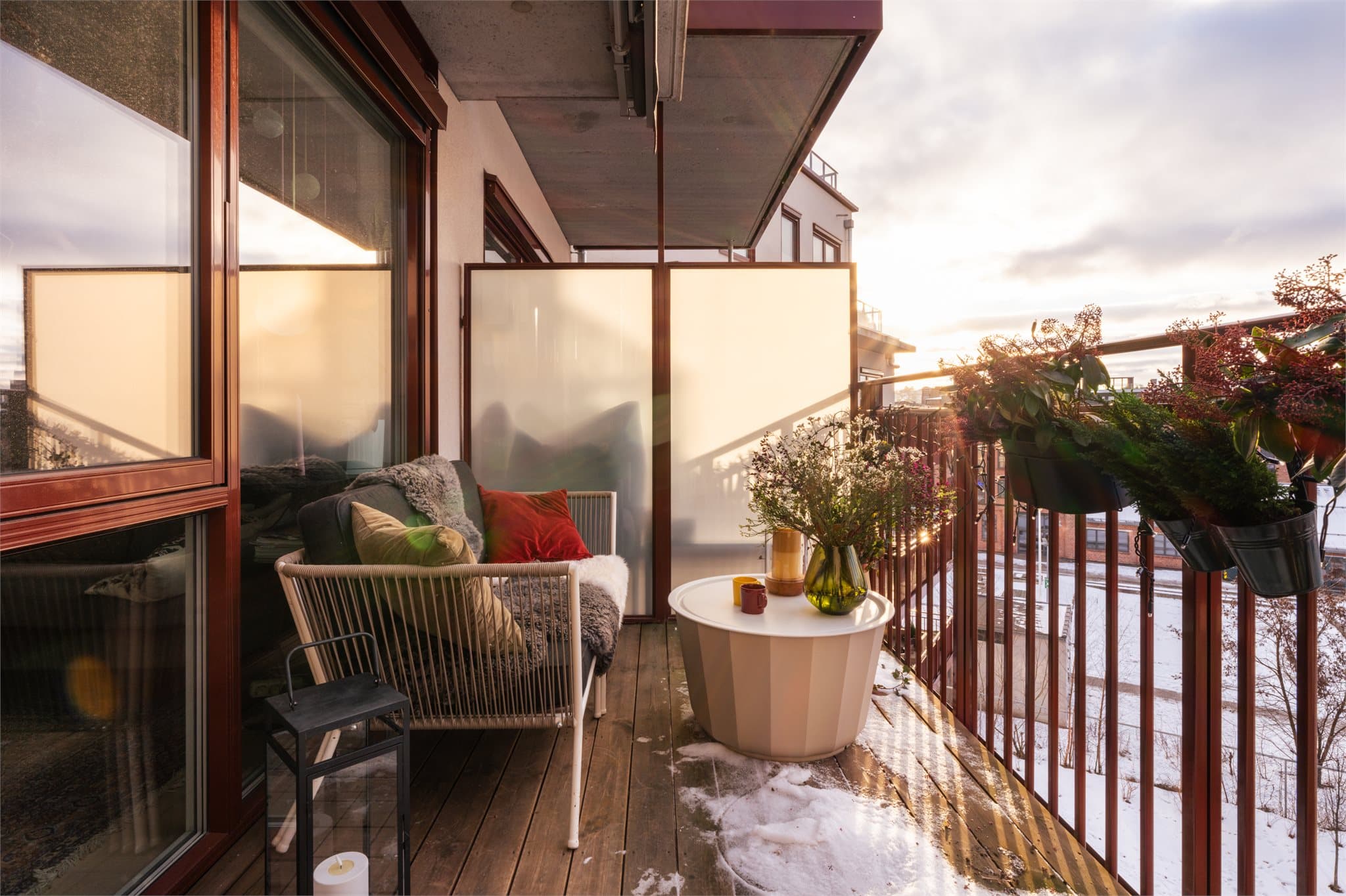 Fra stuen er det utgang til en sydvestvendt balkong på 8,4m².