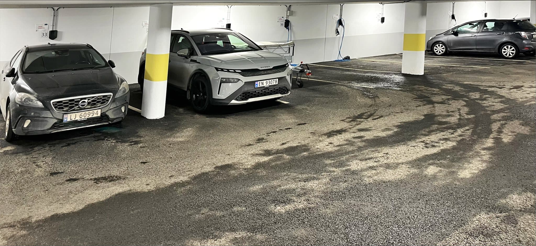 Mulighet for leie av parkeringsplass i det underliggende garasjeanlegget. Plass nr. 34 med lader for elbil. Pris: 1700,- pr. mnd.