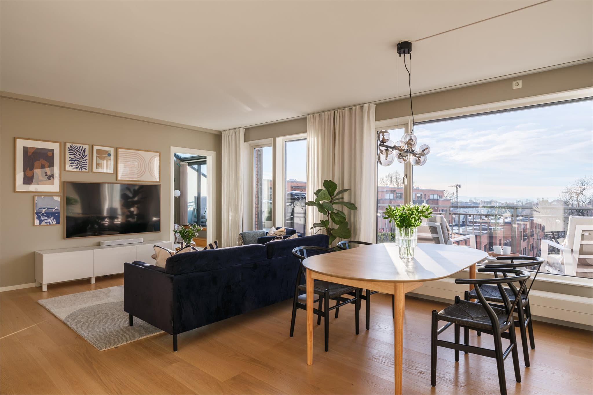 Attraktiv beliggenhet i toppetasjen med flott utsikt fra de store vindusflatene.