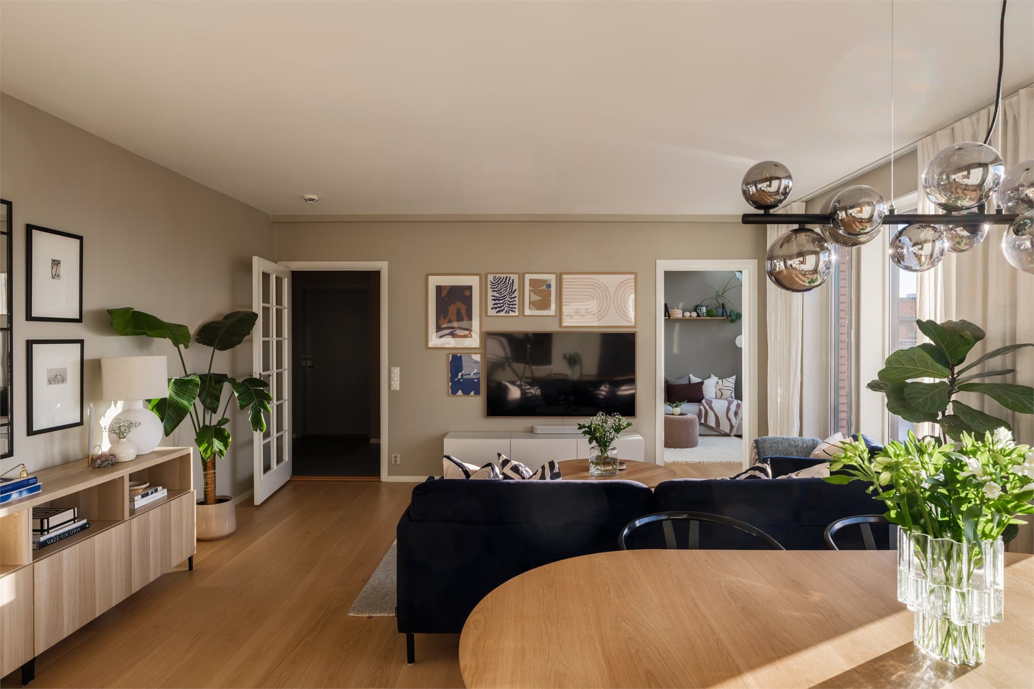 Leiligheten holder høy standard og på gulvet er det lagt en flott pergo en-stavs parkett.