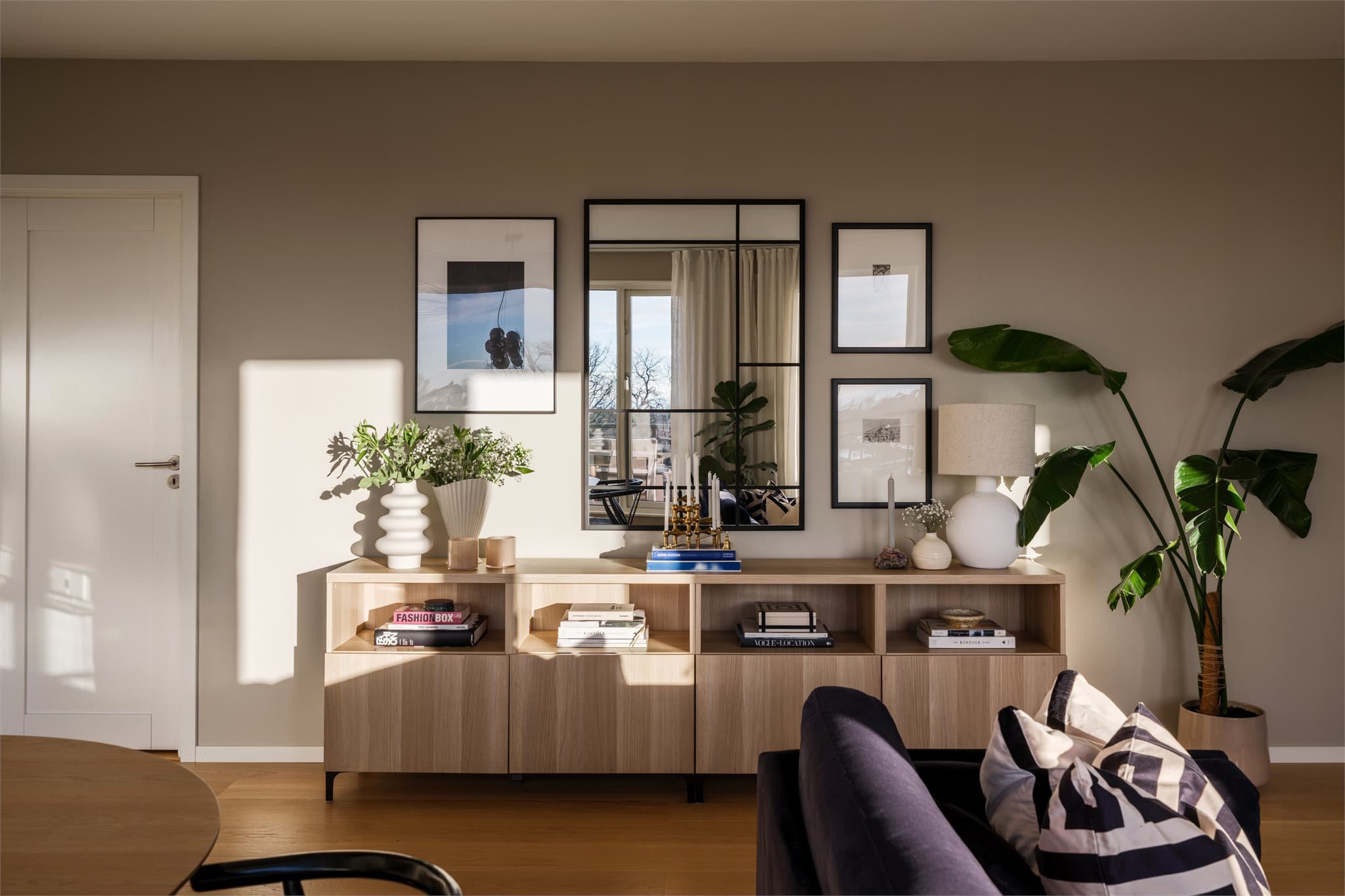 Leiligheten har en svært attraktiv intern beliggenhet i toppetasjen, noe som gir vakre og naturlige lysforhold i stuen.