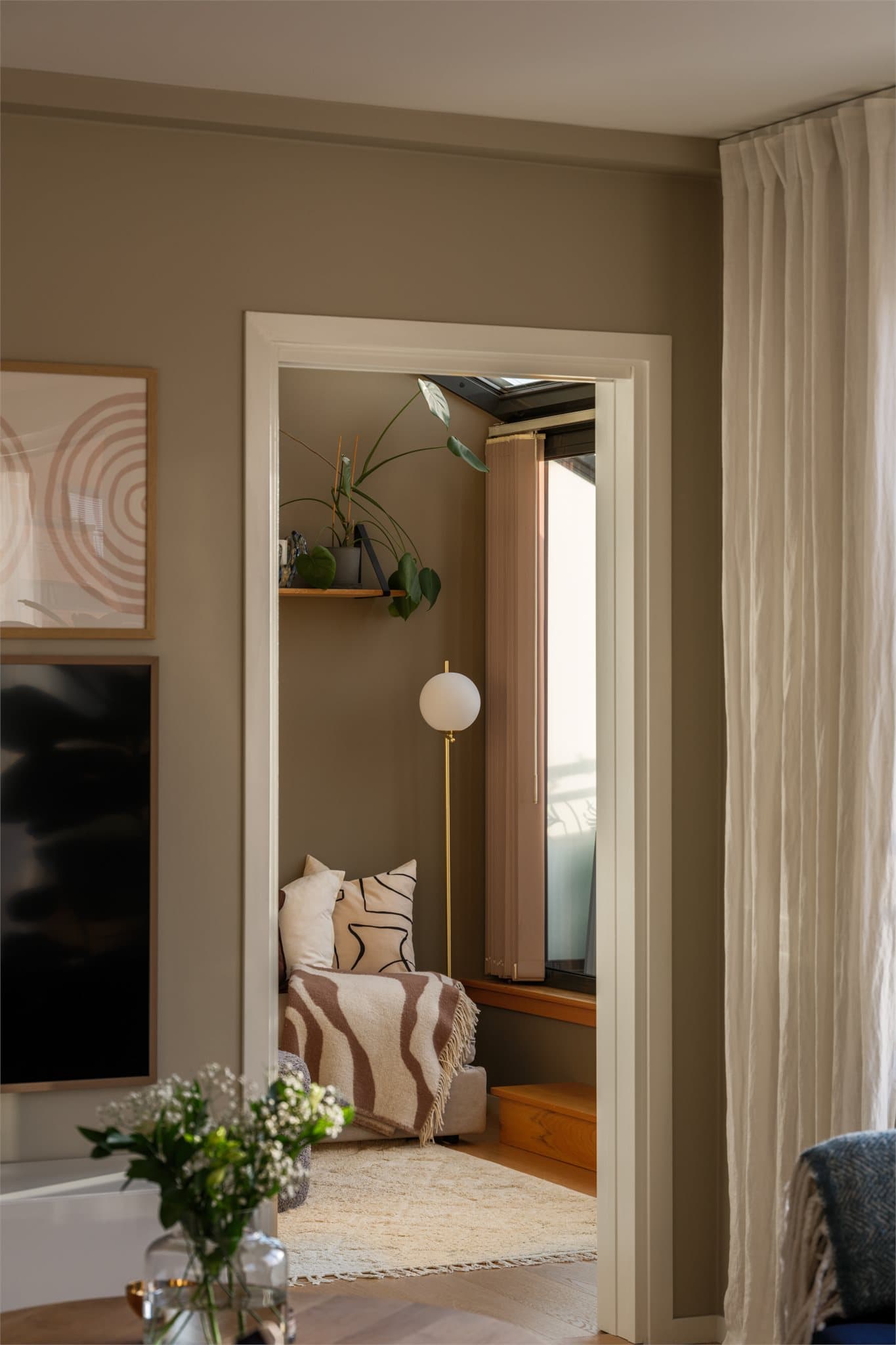 Et klart høydepunkt i leiligheten er det vakre atriumsrommet – la oss kikke inn.