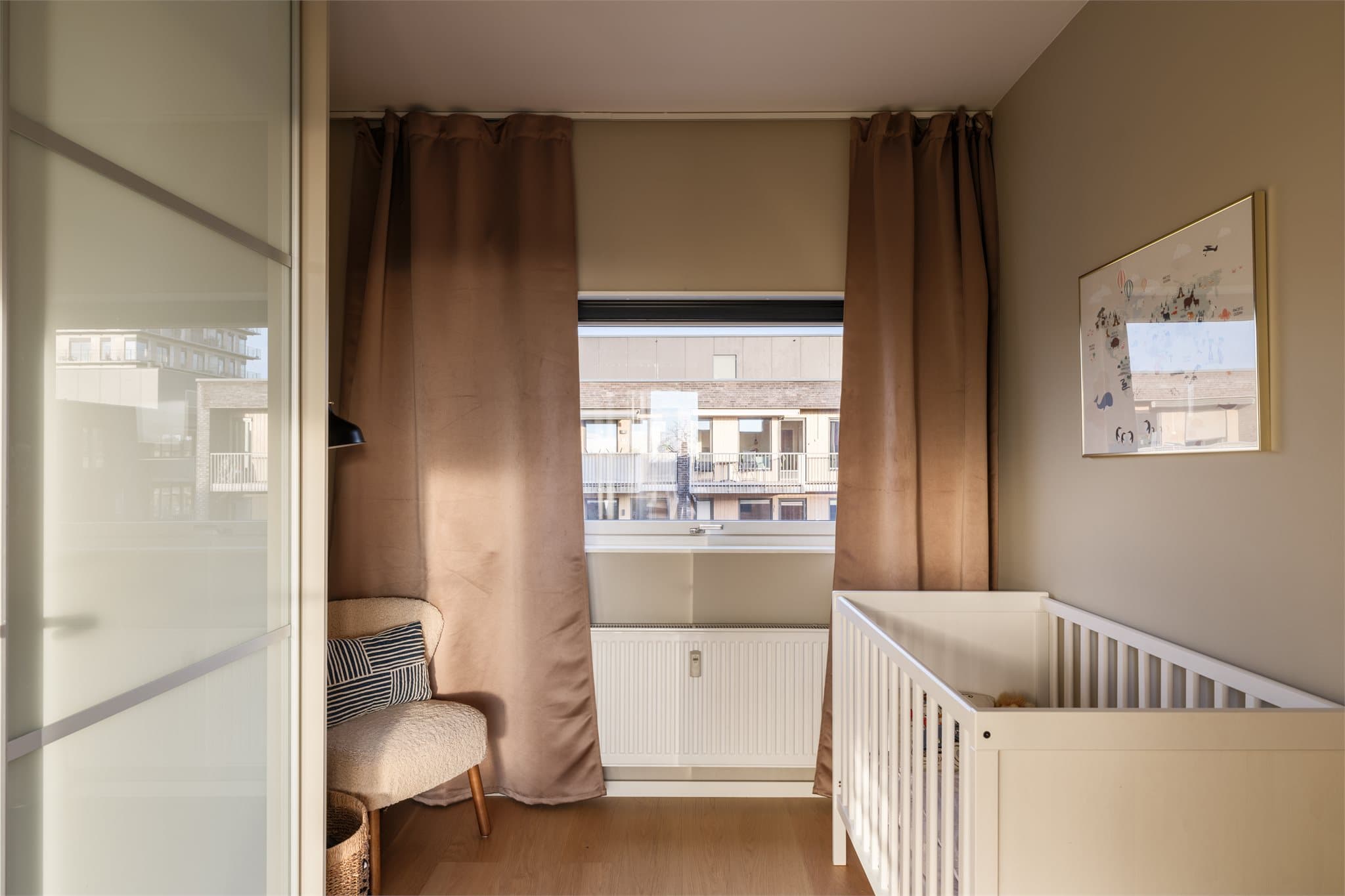 Lyst og koselig barnerom med god plass til både lek og soving.