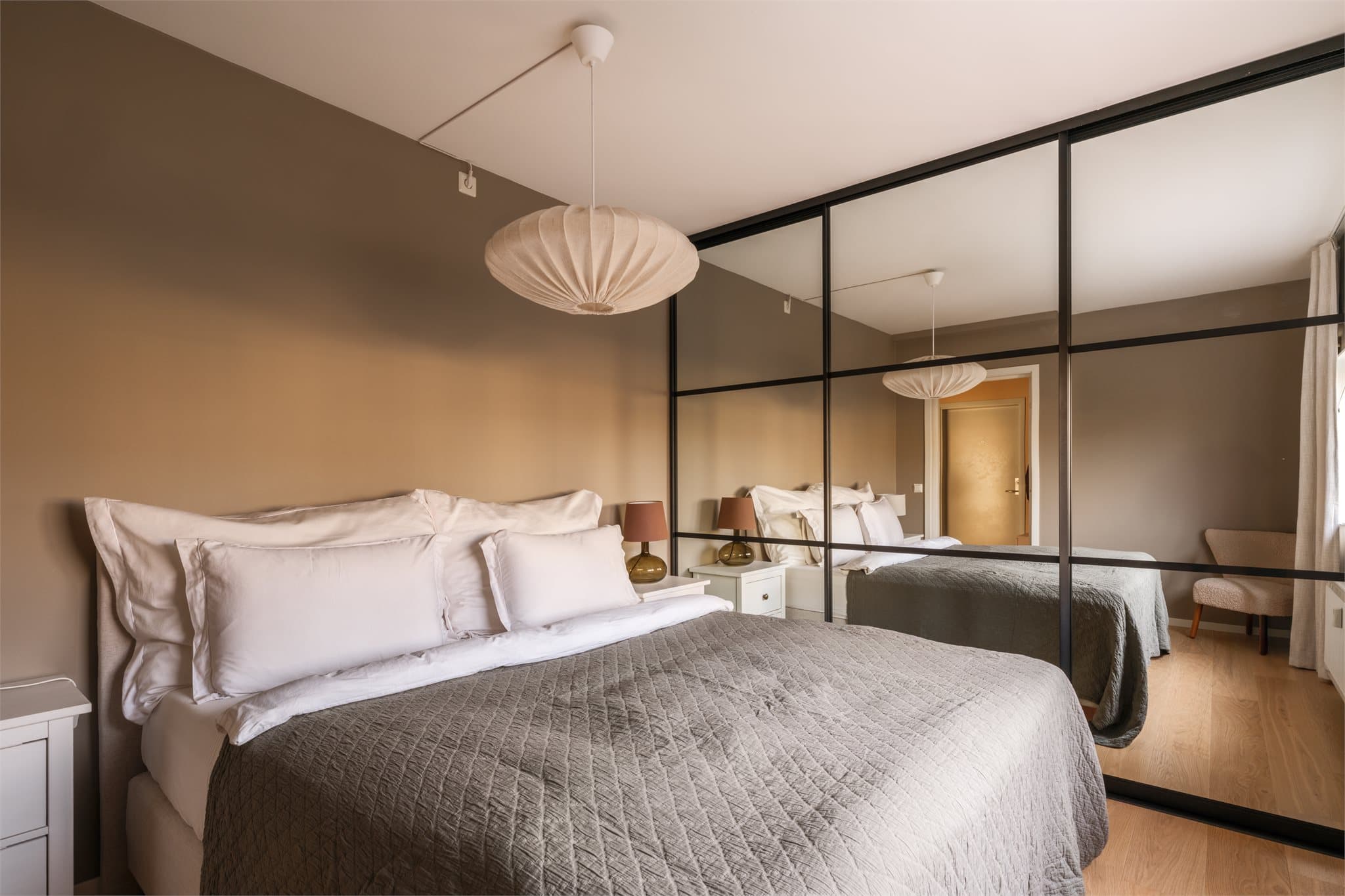 Det romslige garderobeskapet med speilfronter bidrar til både god oppbevaring og en luftig romfølelse.