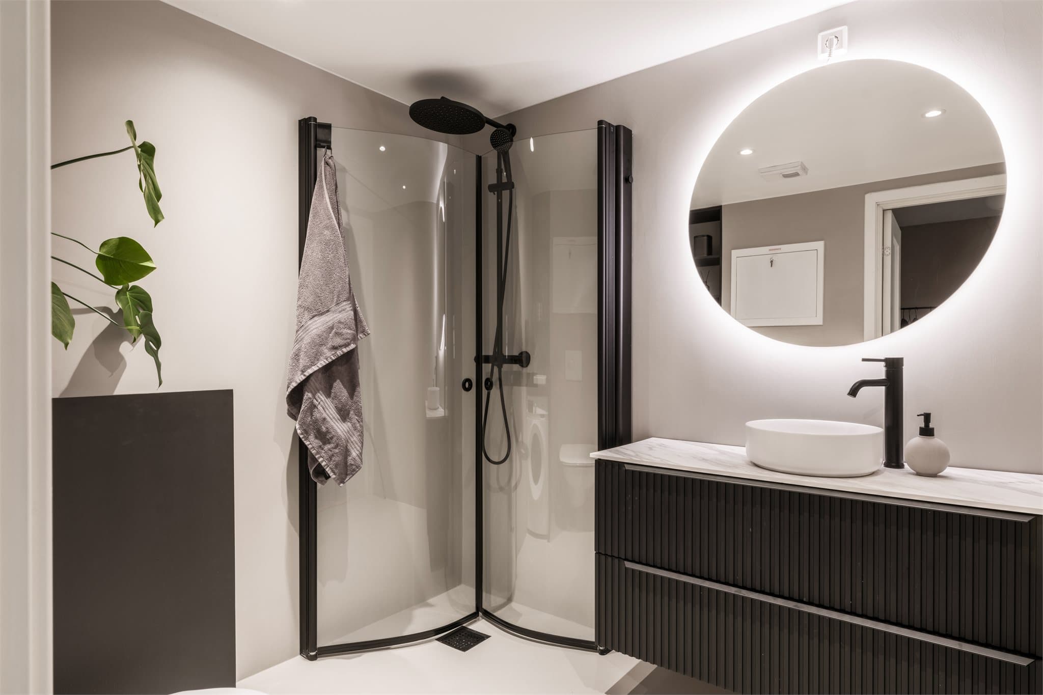 Leilighetens bad er lekkert med mange flotte detaljer. Badet ble oppgradert i 2025 med microsement på eksisterende fliser.