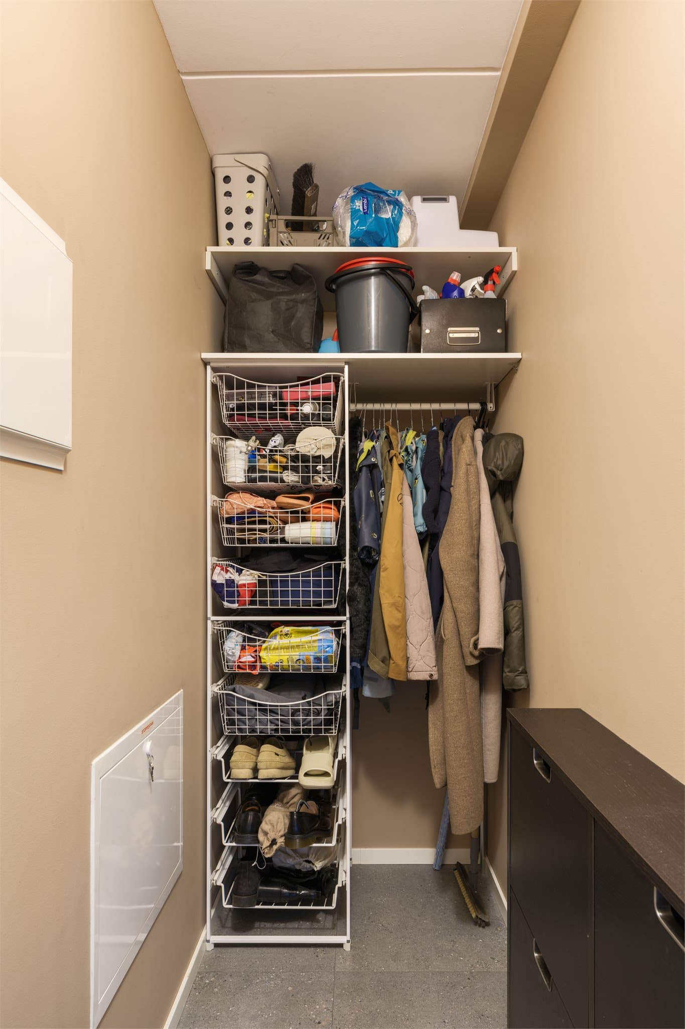 Praktisk innvendig bod med hyller for oppbevaring.