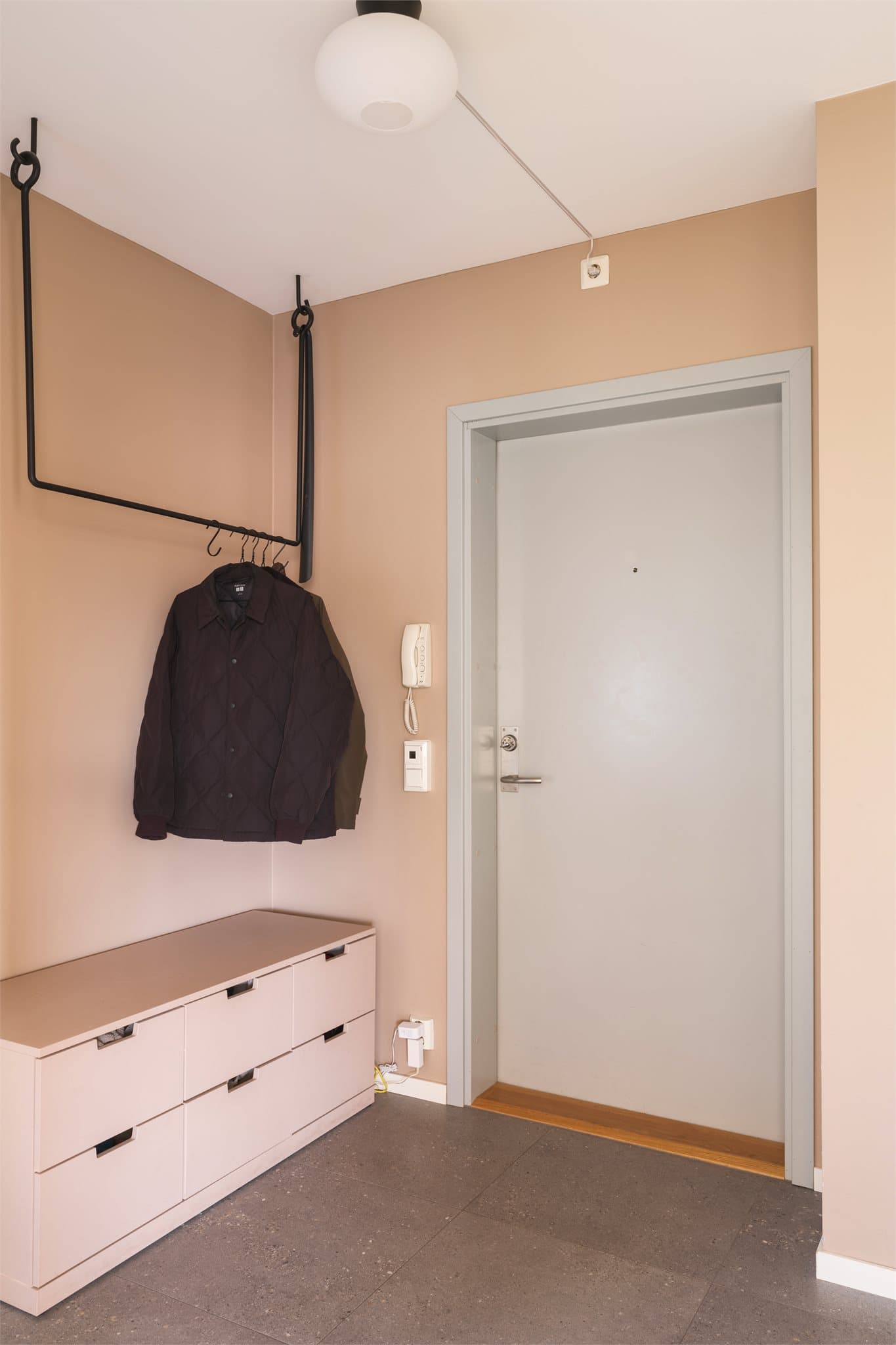 Velkommen hjem! Den stilige knaggrekken som henger fra taket er både plassbesparende og funksjonell, og det er god plass til ekstra oppbevaringsmøbler.