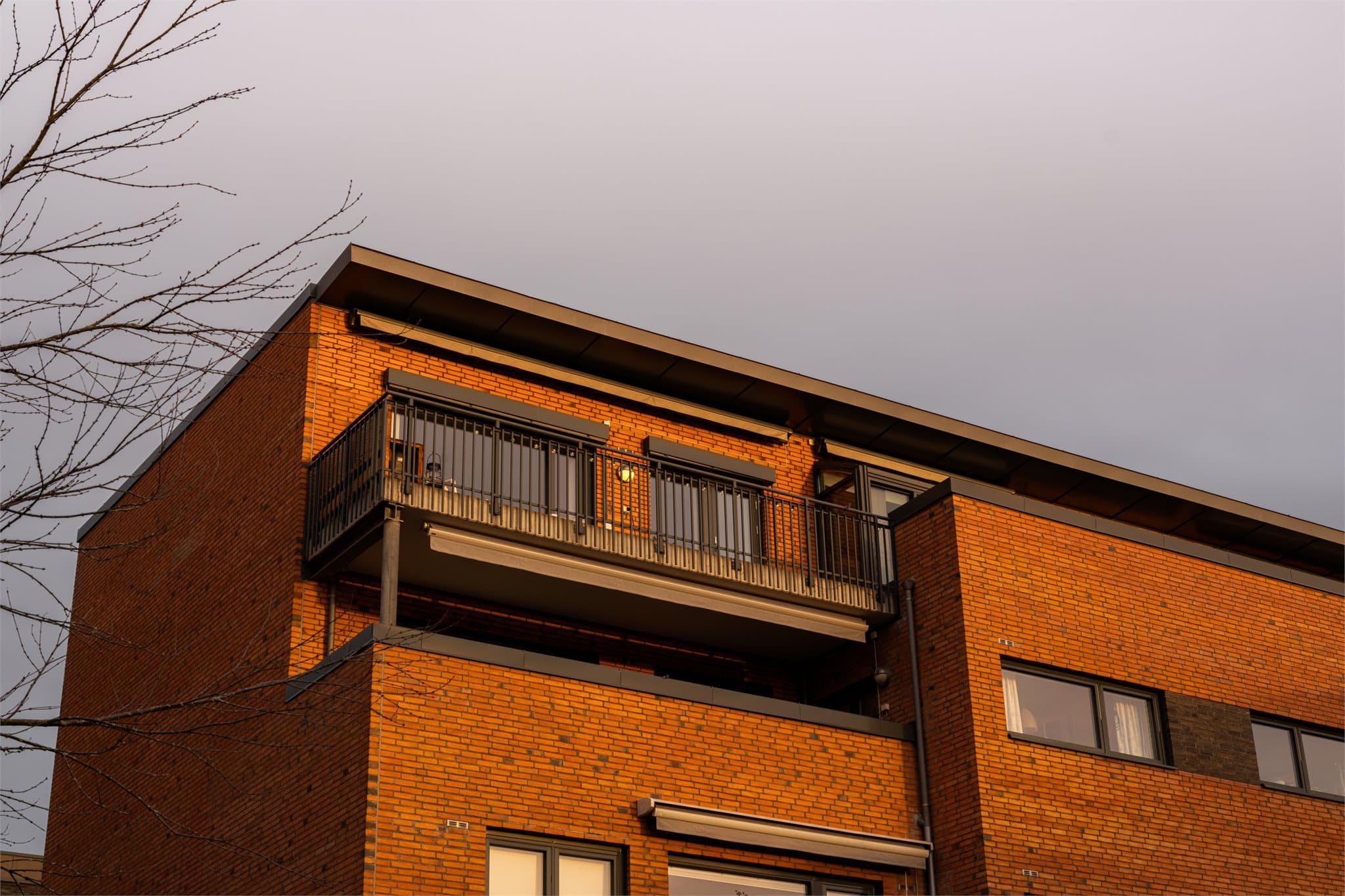 Plassert i toppetasjen, på enden av bygget, har leiligheten en særlig god og skjermet beliggenhet.