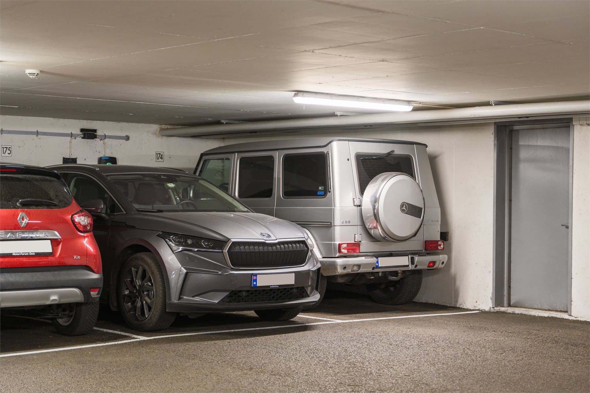 To garasjeplasser følger med, hvorav én er utstyrt med lader for elbil.