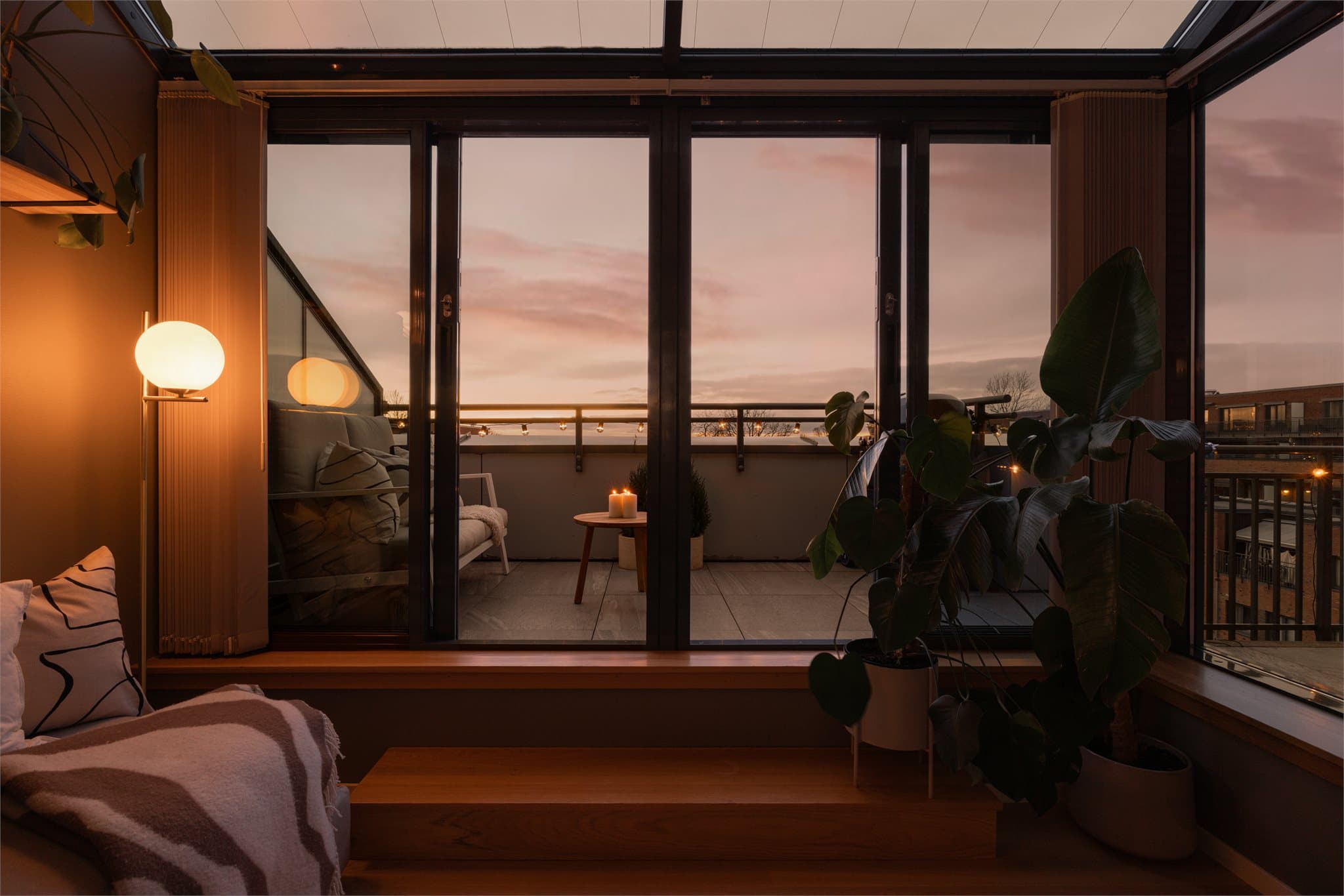 Det er montert elektriske markiser på vinduene.