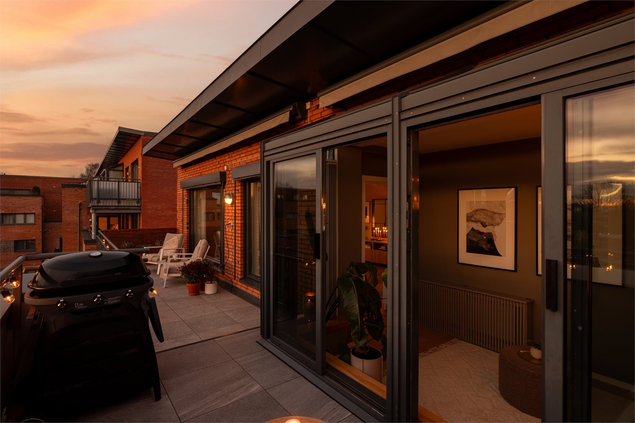 Balkongen strekker seg langs hele leilighetens bredde.