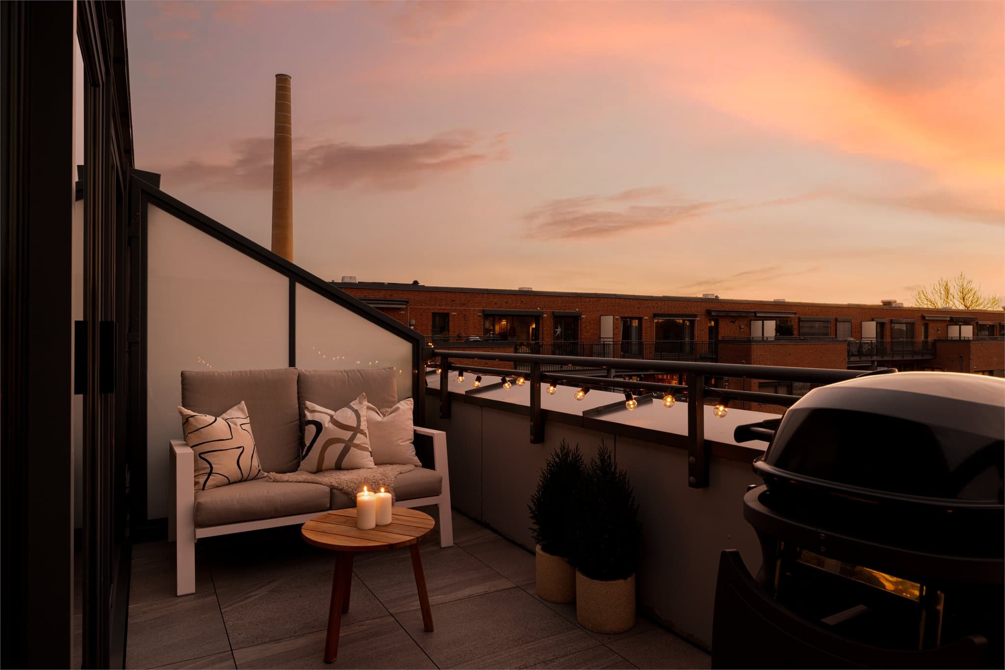 Leiligheten kan skilte med en romslig terrasse på hele 21 kvm, med fjordgløtt og en vakker utsikt over området.