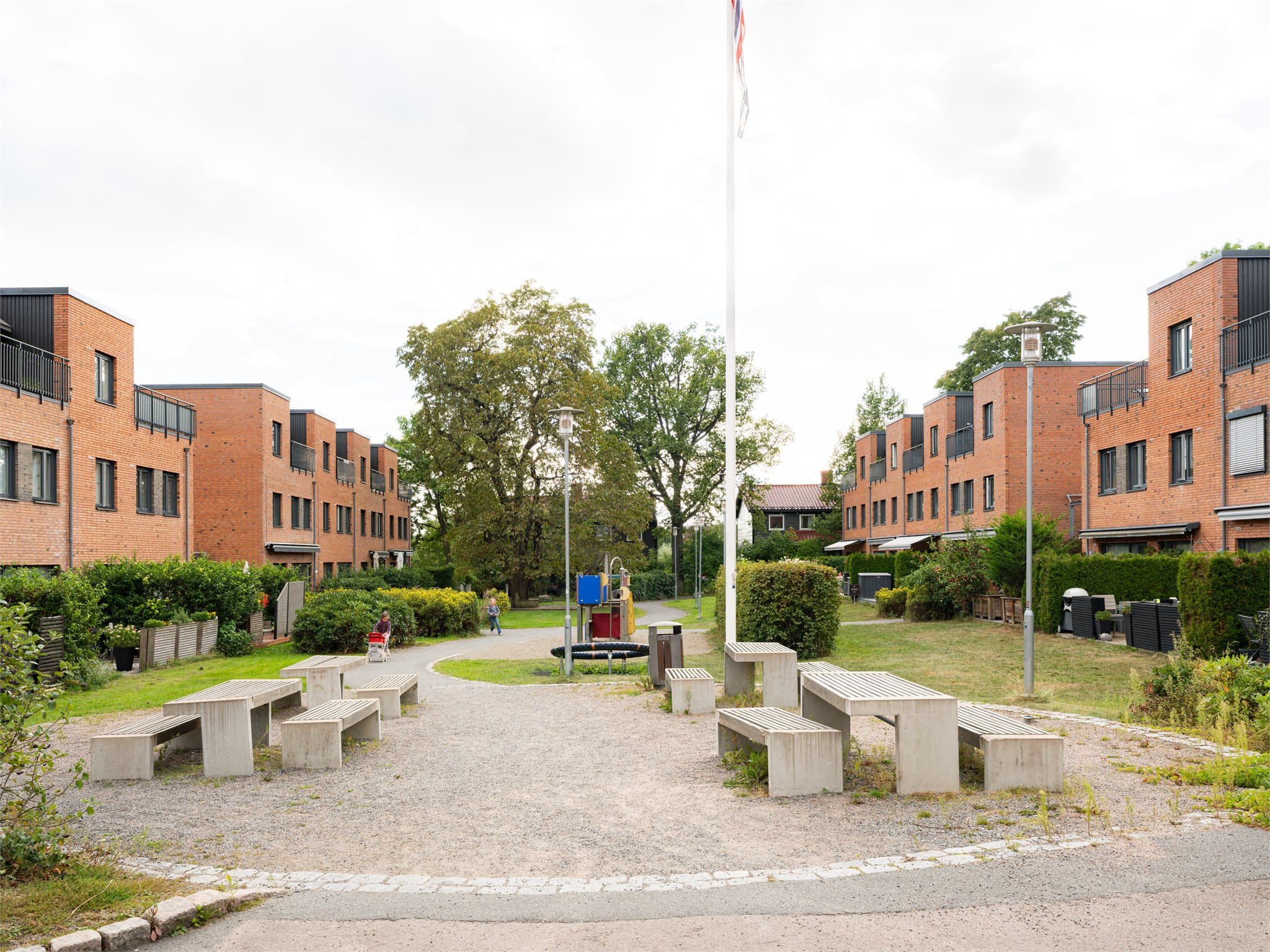Kollektivtilbudet er svært godt. Hasle T-banestasjon (linje 5) ligger i umiddelbar nærhet, og flere busslinjer (21, 28, 60 og Flybussen) stopper like i nærheten.
