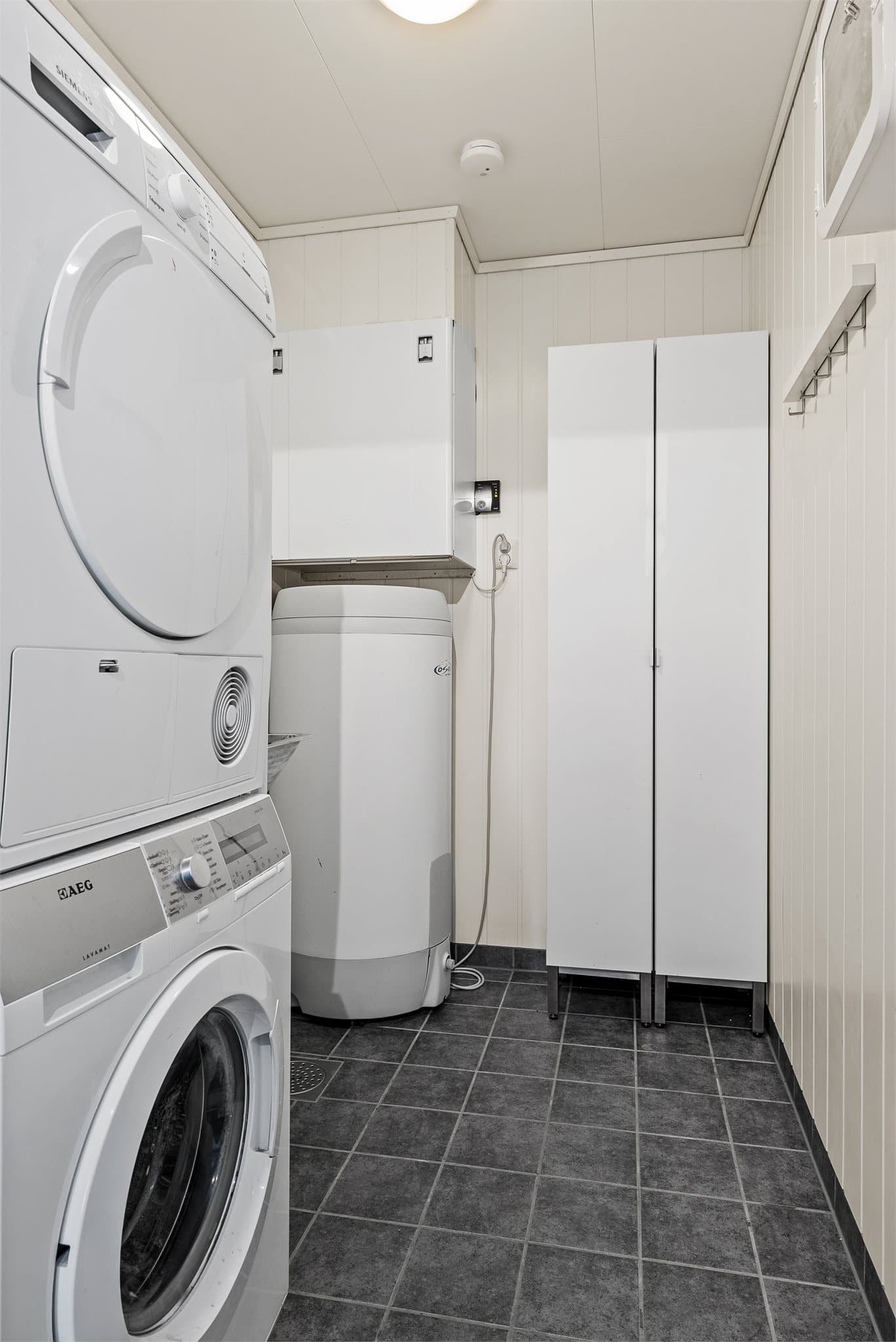 Praktisk vaskerom med god plass til vaskemaskin og tørketrommel.