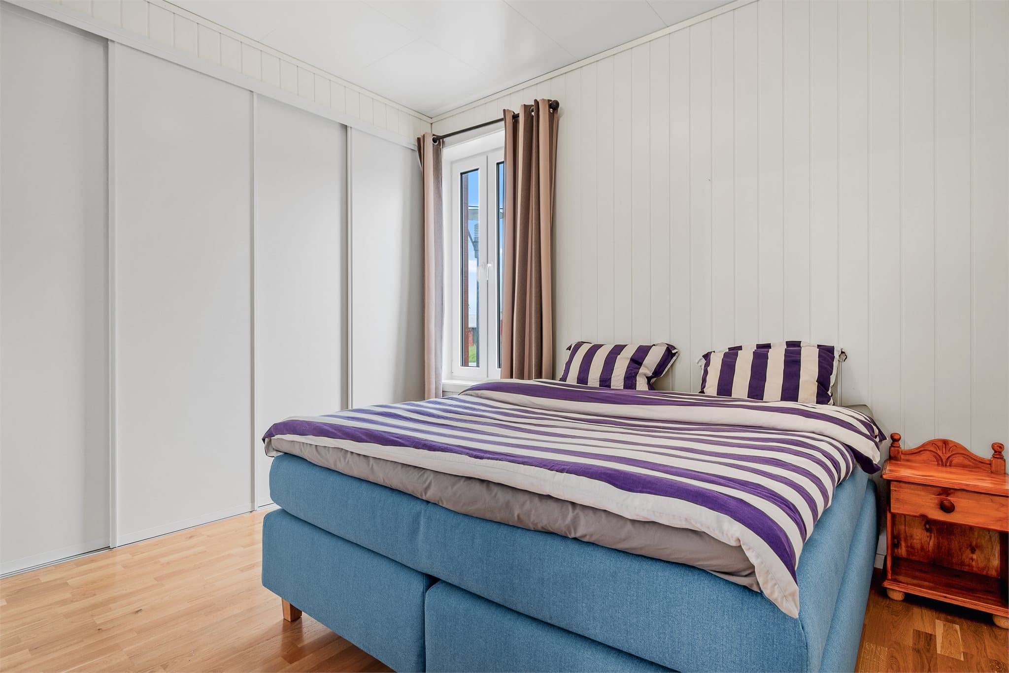 Romslig soverom med innebygd garderobe og god plass til seng og øvrig møblement.