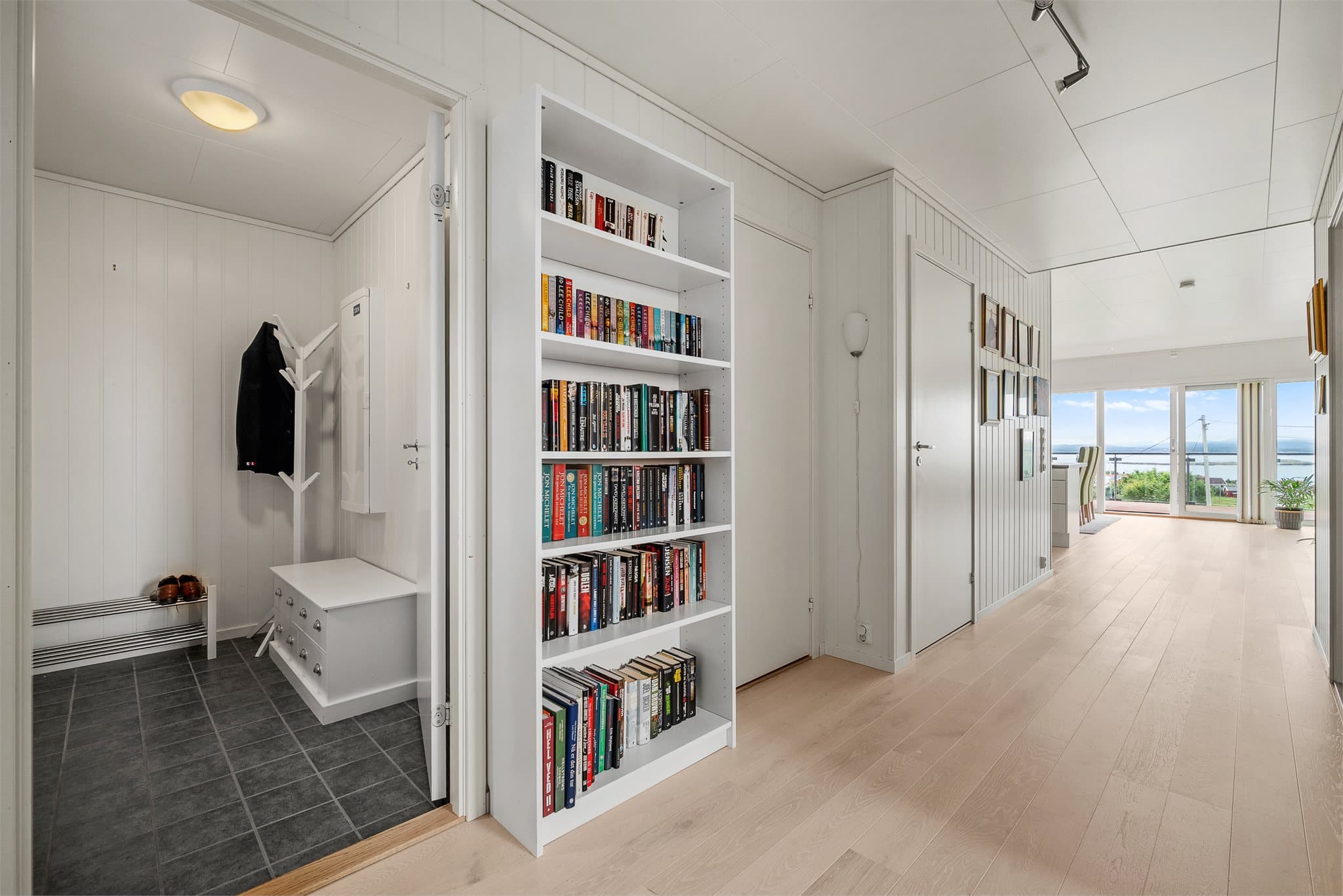 Innbydende entré med god plass til oppbevaring av sko og yttertøy.
