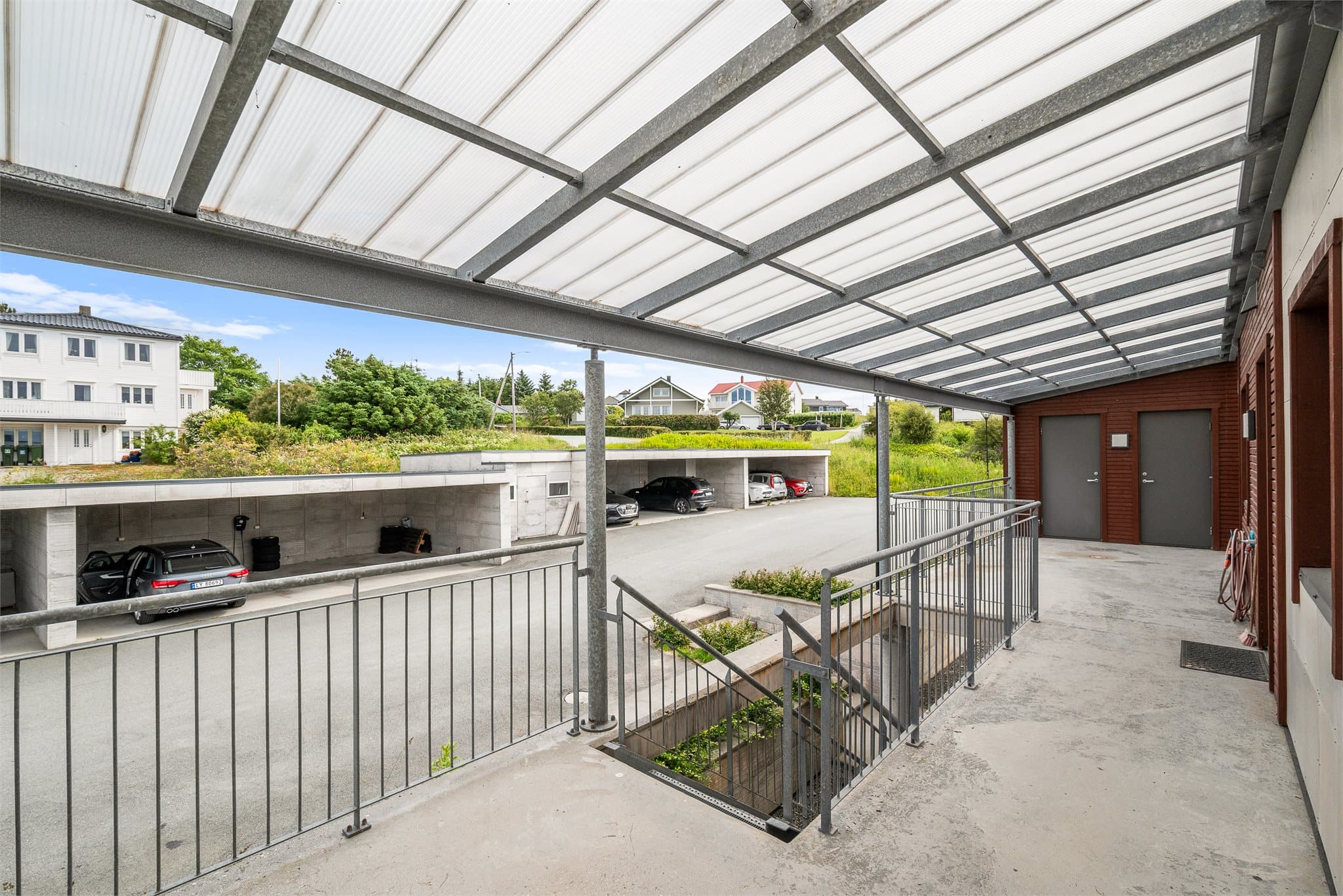 Egen parkeringsplass i carport med mulighet for lading.