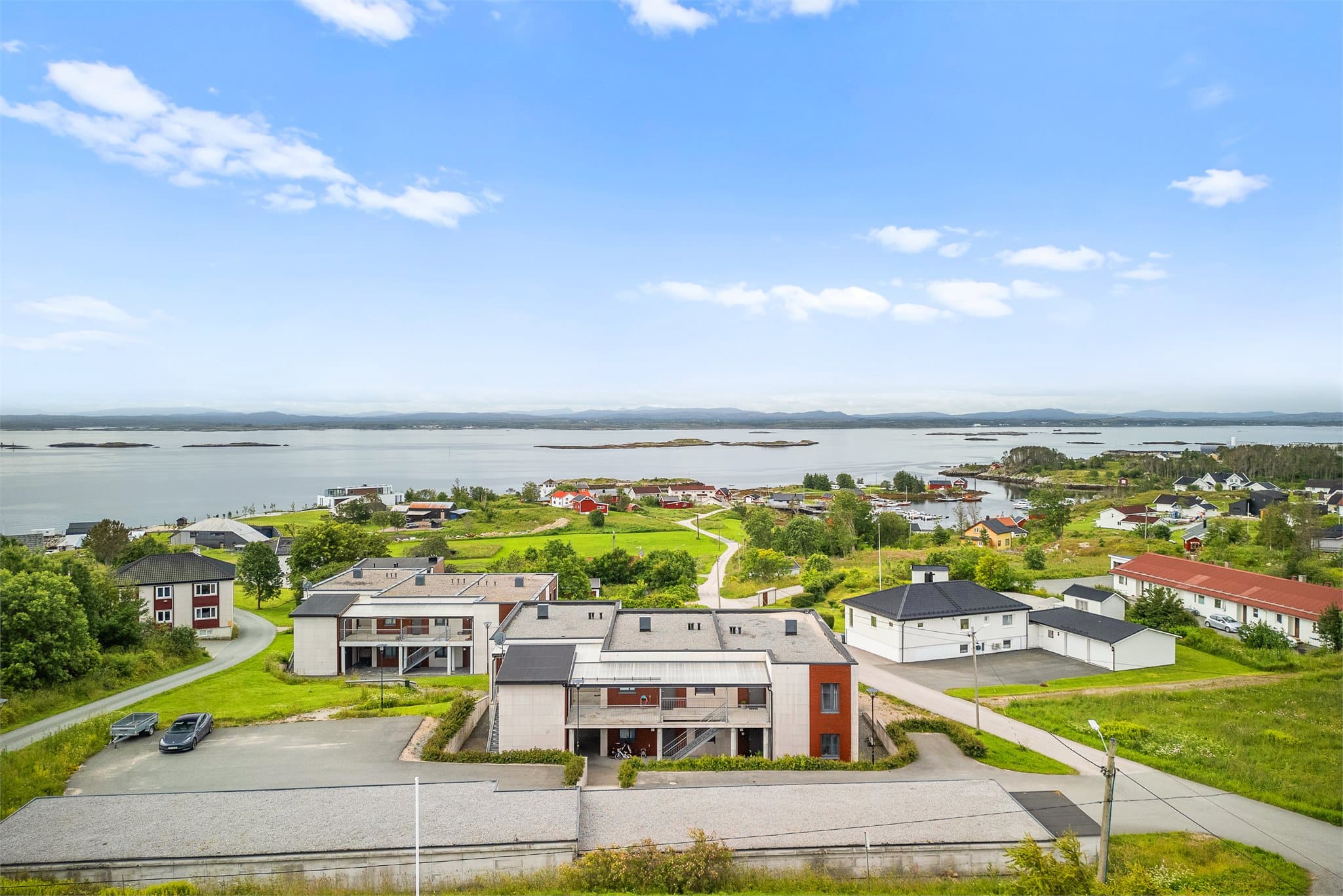 Her bor du med en attraktiv beliggenhet, nær sjøen og med gangavstand til nærmeste dagligvare.
