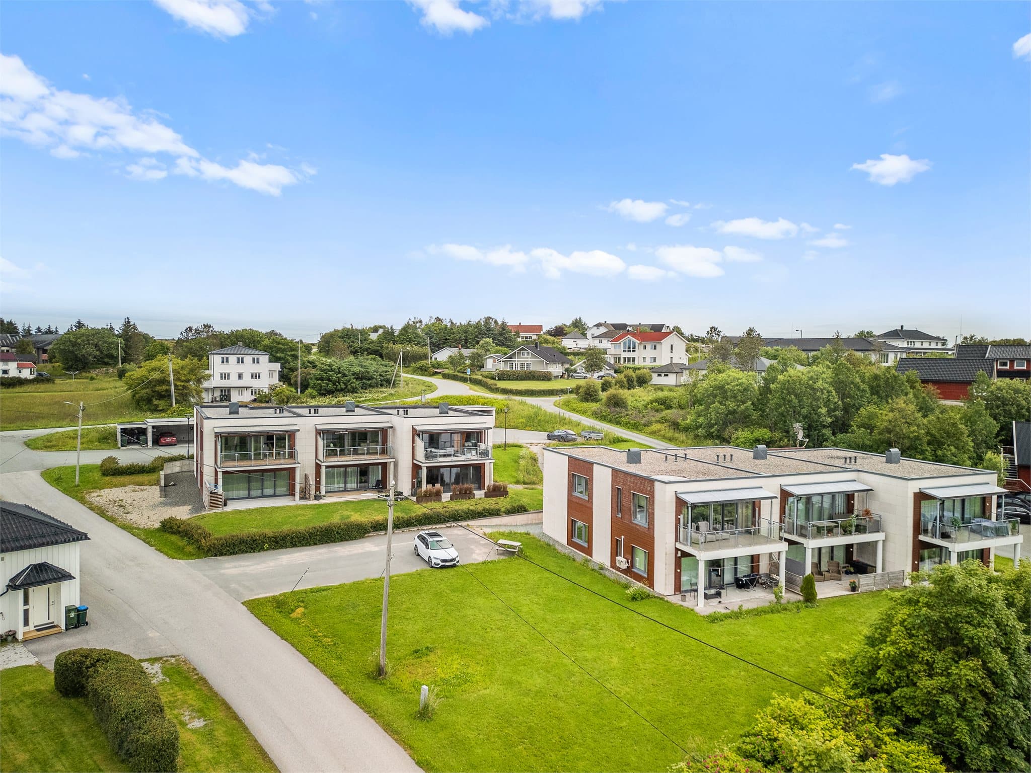 Med en kort kjøretur til Sistranda får du tilgang til Stjernesenteret, legekontor, Hotell Frøya og flere restauranter og servicetilbud.