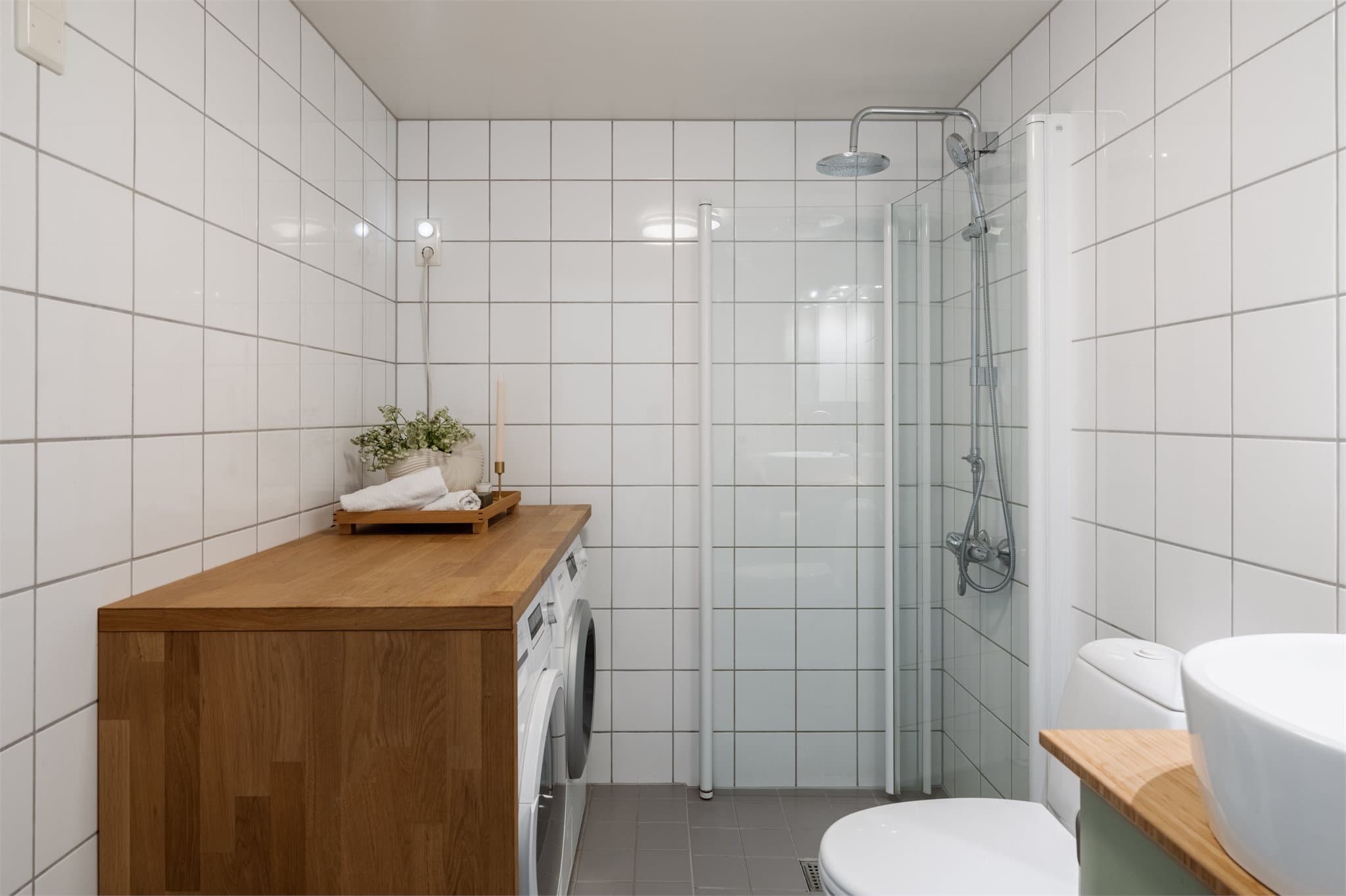 Hovedbadet er romslig med god plass til både tørketrommel og vaskemaskin under praktisk benkeplate.