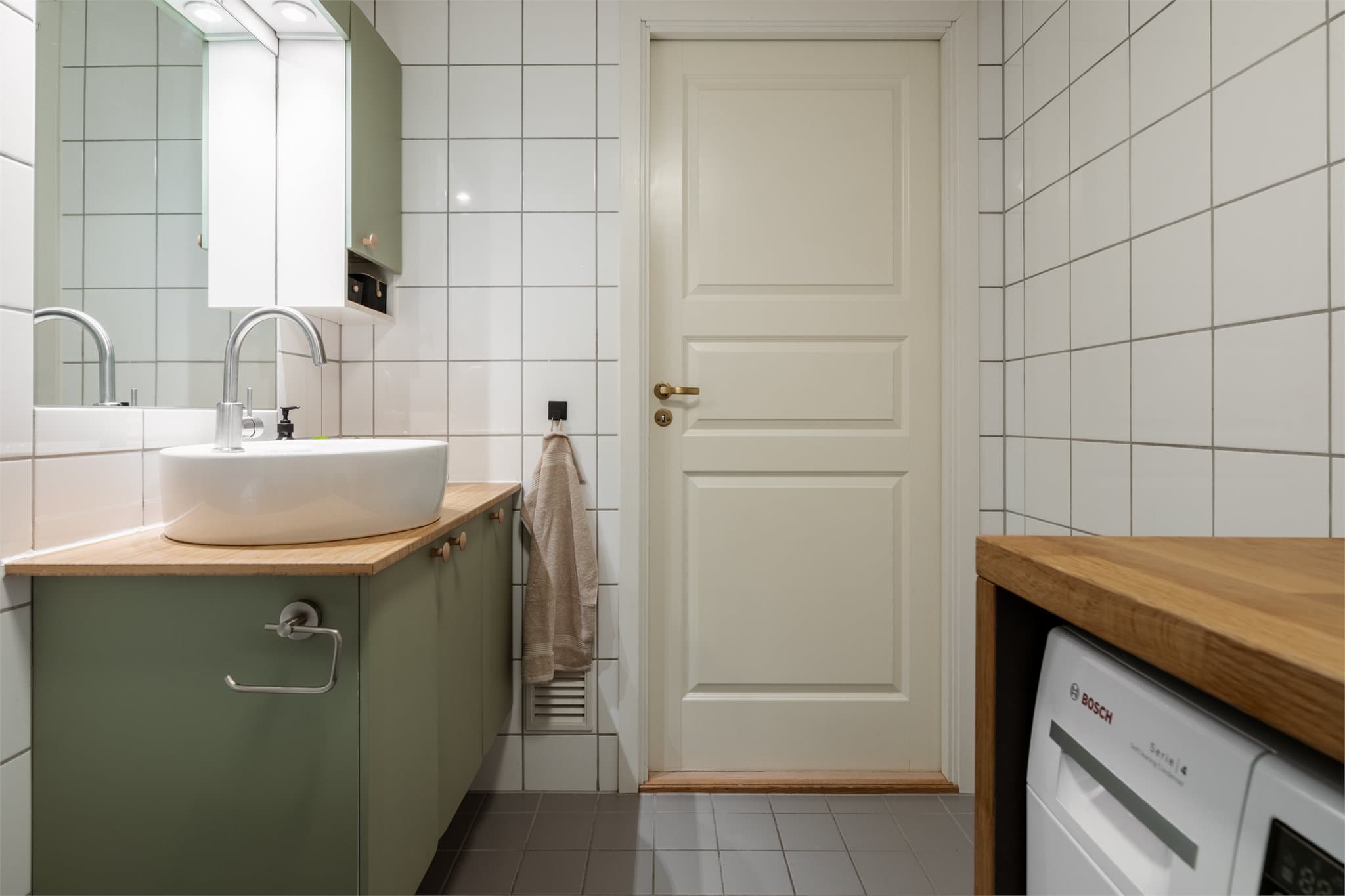 Her får du et fint baderom som også fungerer perfekt som vaskerom, noe som er praktisk i hverdagen.