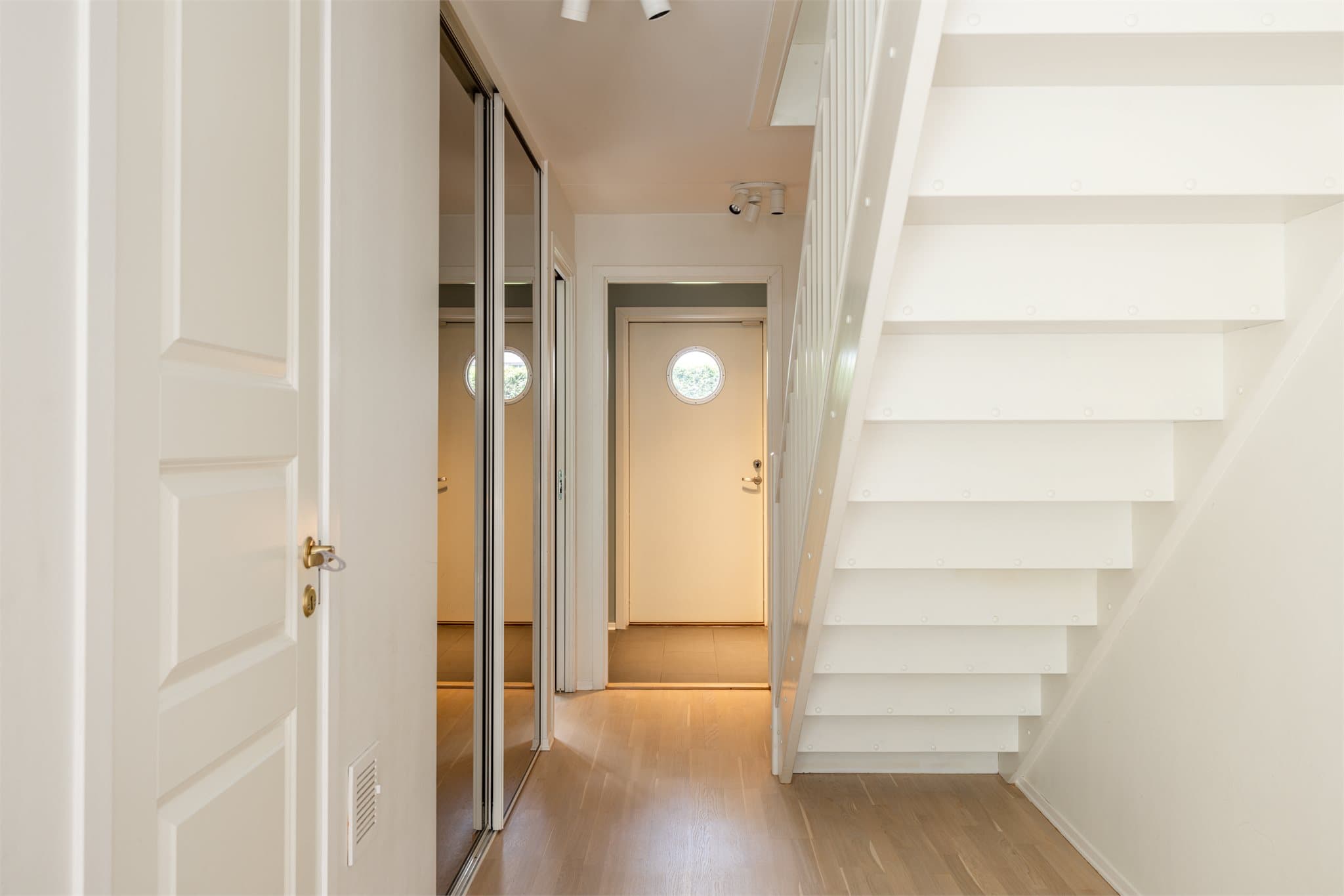 Gangen nede har god plass til oppbevaring i stor skyvedørsgarderobe.