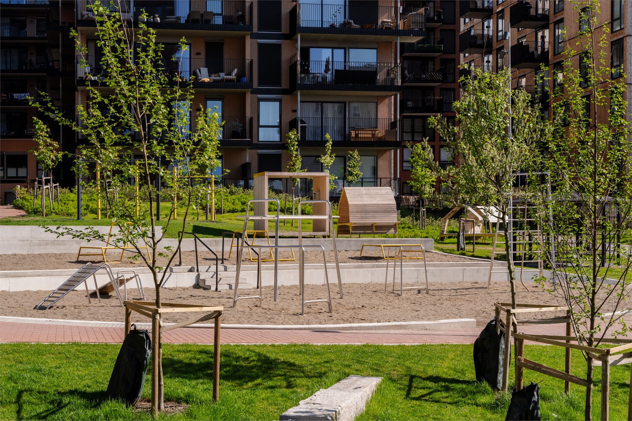 Parken ligger få skritt fra boligen med treningsanlegg, solsenger og flere områder også for de voksne.