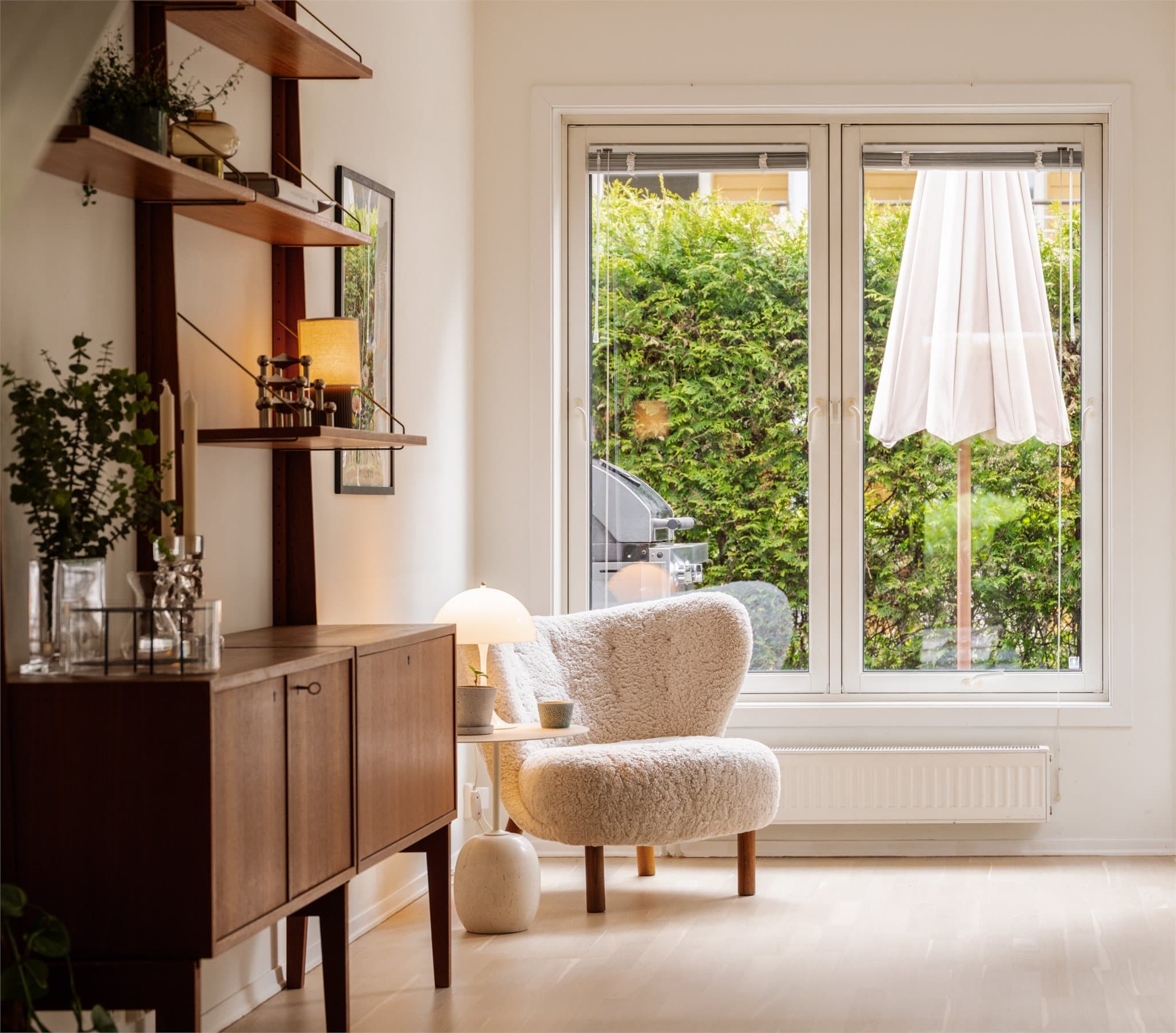 Leiligheten oppvarmes med fjernvarme og har balansert ventilasjon som sikrer jevn og energieffektiv oppvarming.