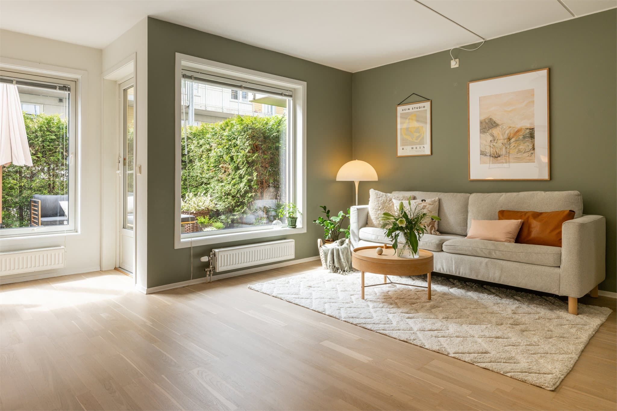Det er god plass til stor sofa med tilhørende møblement i stuen.