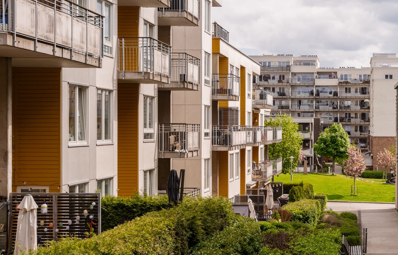 Boligen ligger i 1. og 2. etasje på et bilfritt tun med fantastiske Peer Gynt parken og lekeplass i enden av sameiet. Perfekt for barnefamiliene.