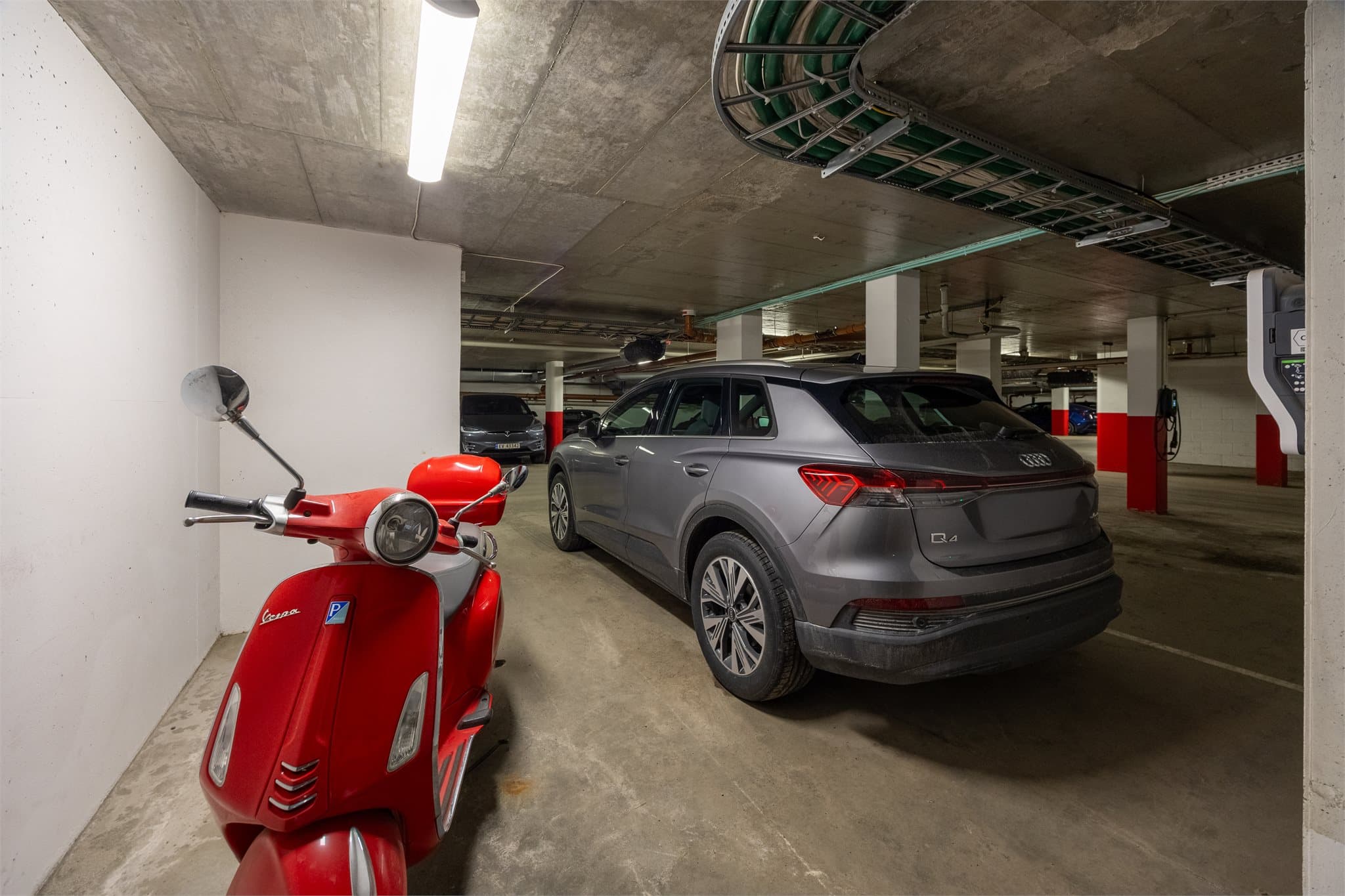 Bruksrett til stor og romslig parkeringsplass.