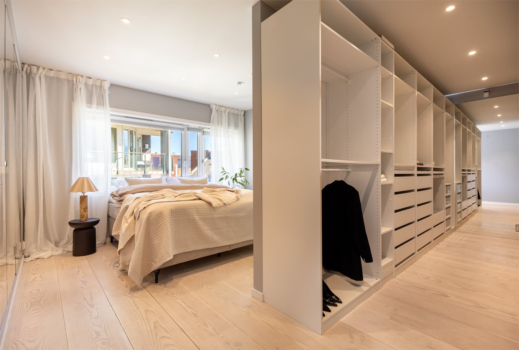 Hovedsoverommet er meget romslig og har tilstøtende kontor, walk-in garderobe og en-suite bad.