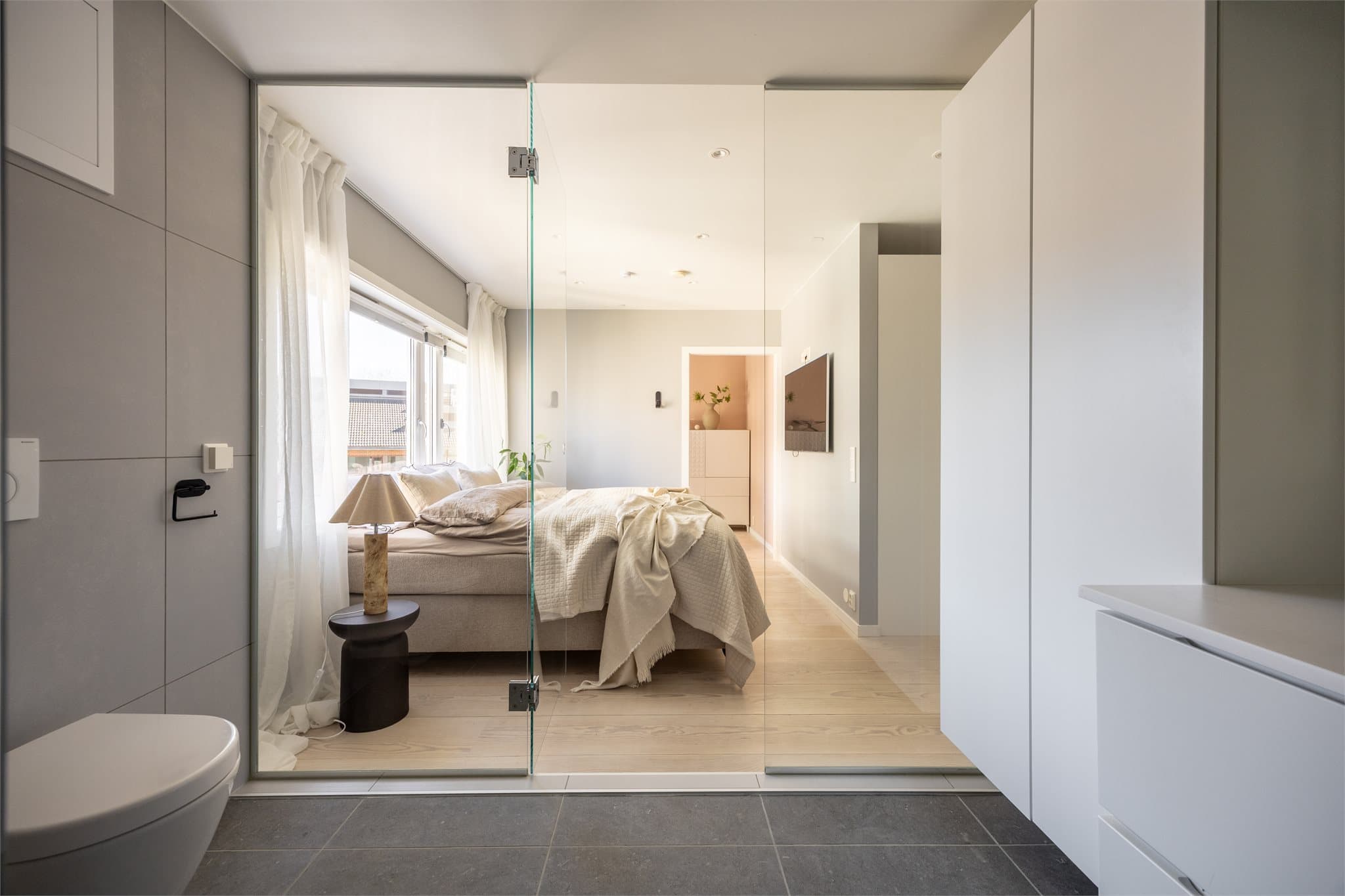 Stort og romslig en-suite bad. Renovert i 2017.