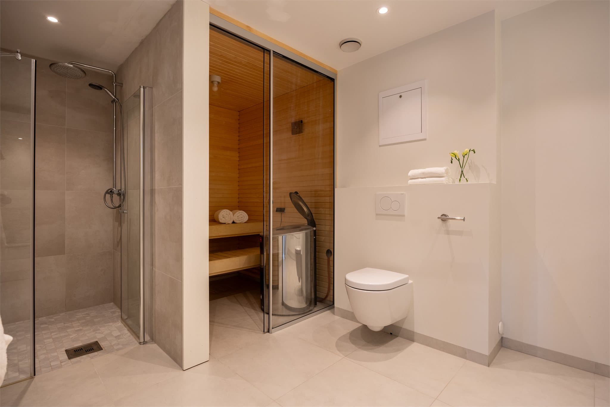 Badet er flislagt og har gulvvarme, samt downlights i taket.