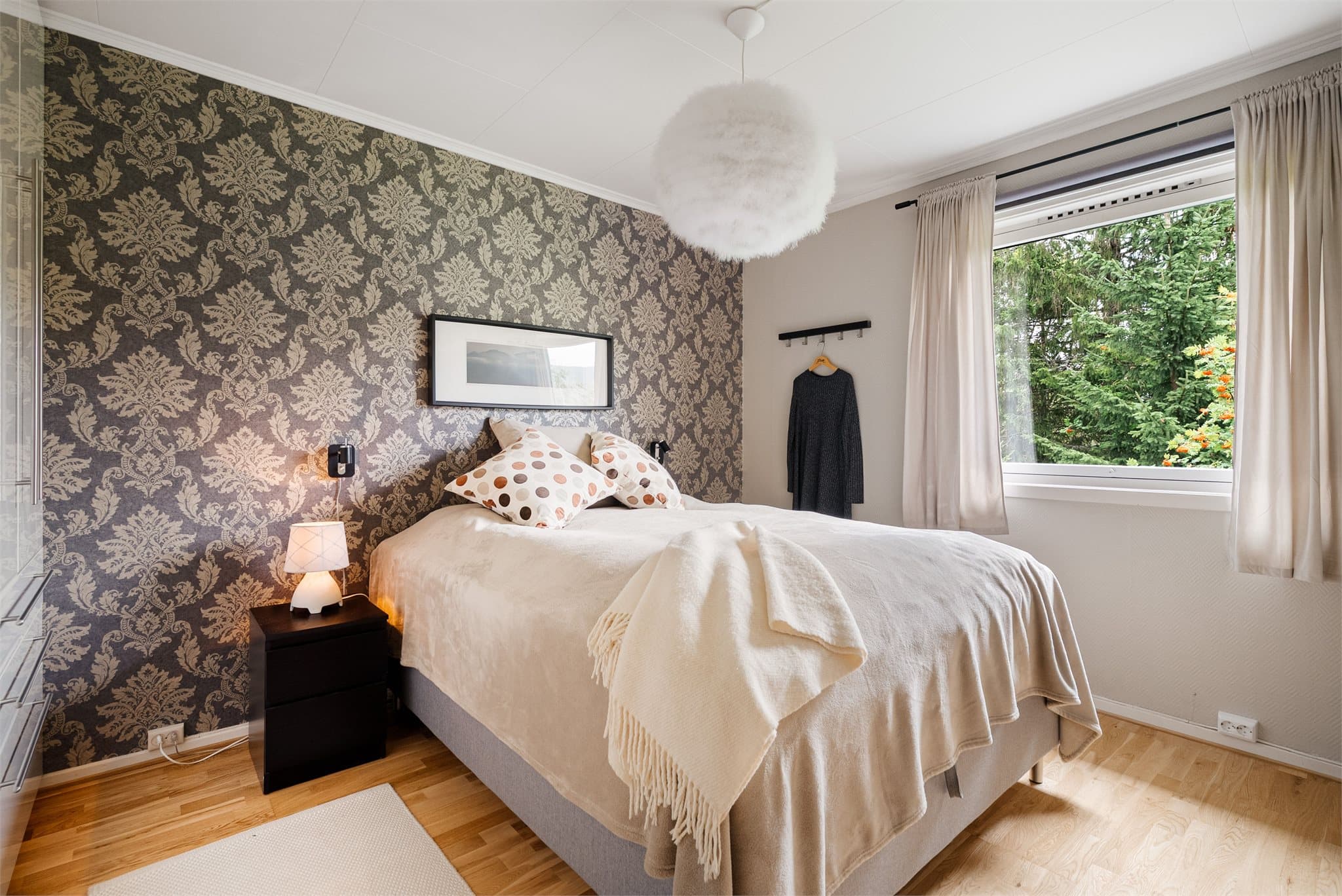 Boligen har totalt fem soverom, hvorav tre er praktisk plassert i hovedetasjen og to i sokkeletasjen.