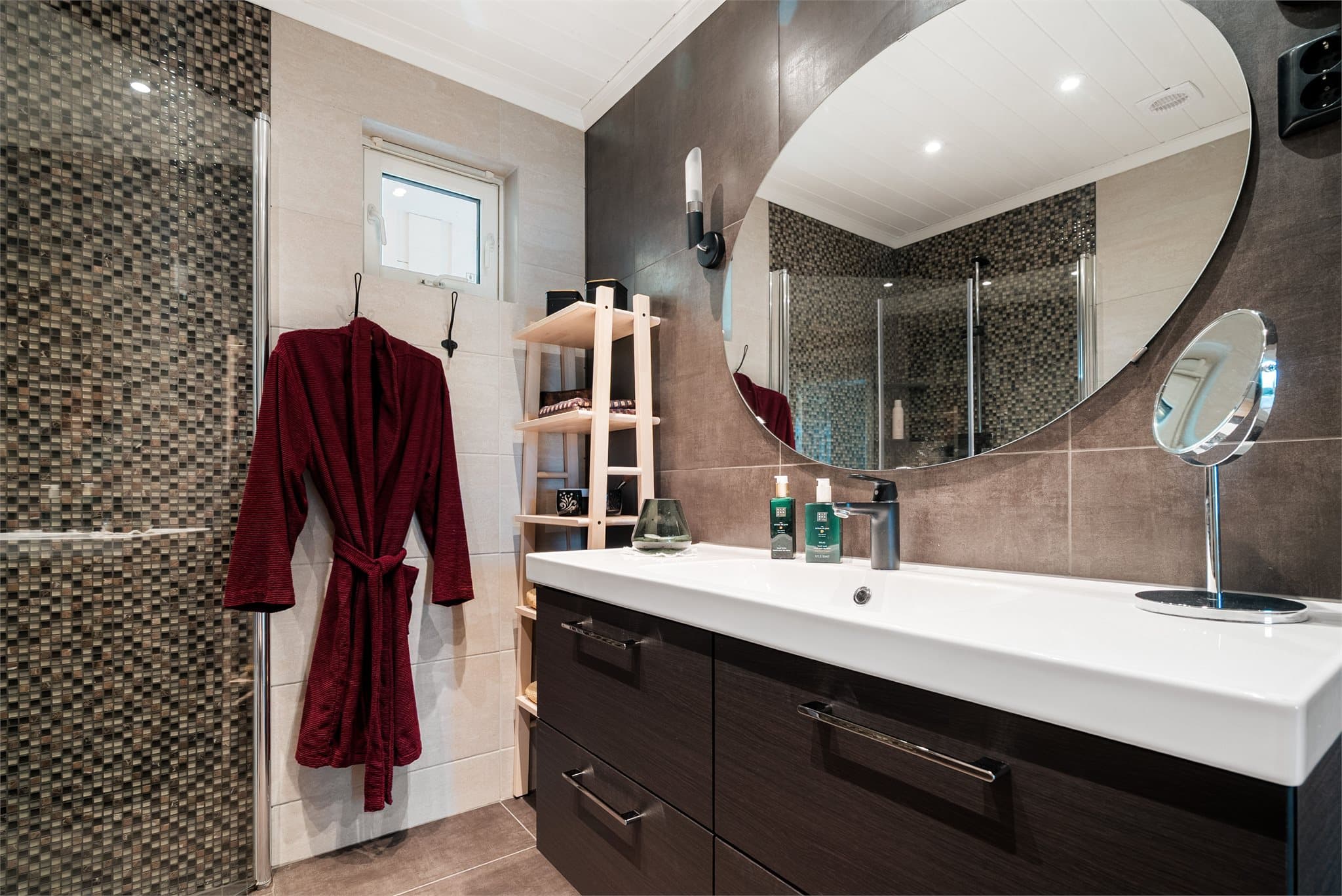 Det flislagte badet har downlights i himlingen som gir et godt og behagelig lys.