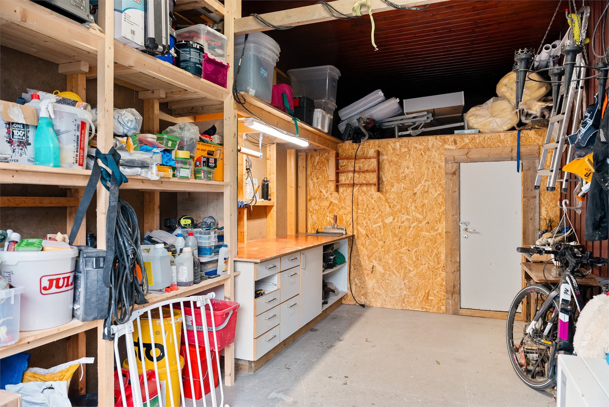 I tilknytning til boligen er det en bod/carport på 15 kvm med hyller og praktisk arbeidsbenk. Det er også direkte utgang fra boden til en hundegård.